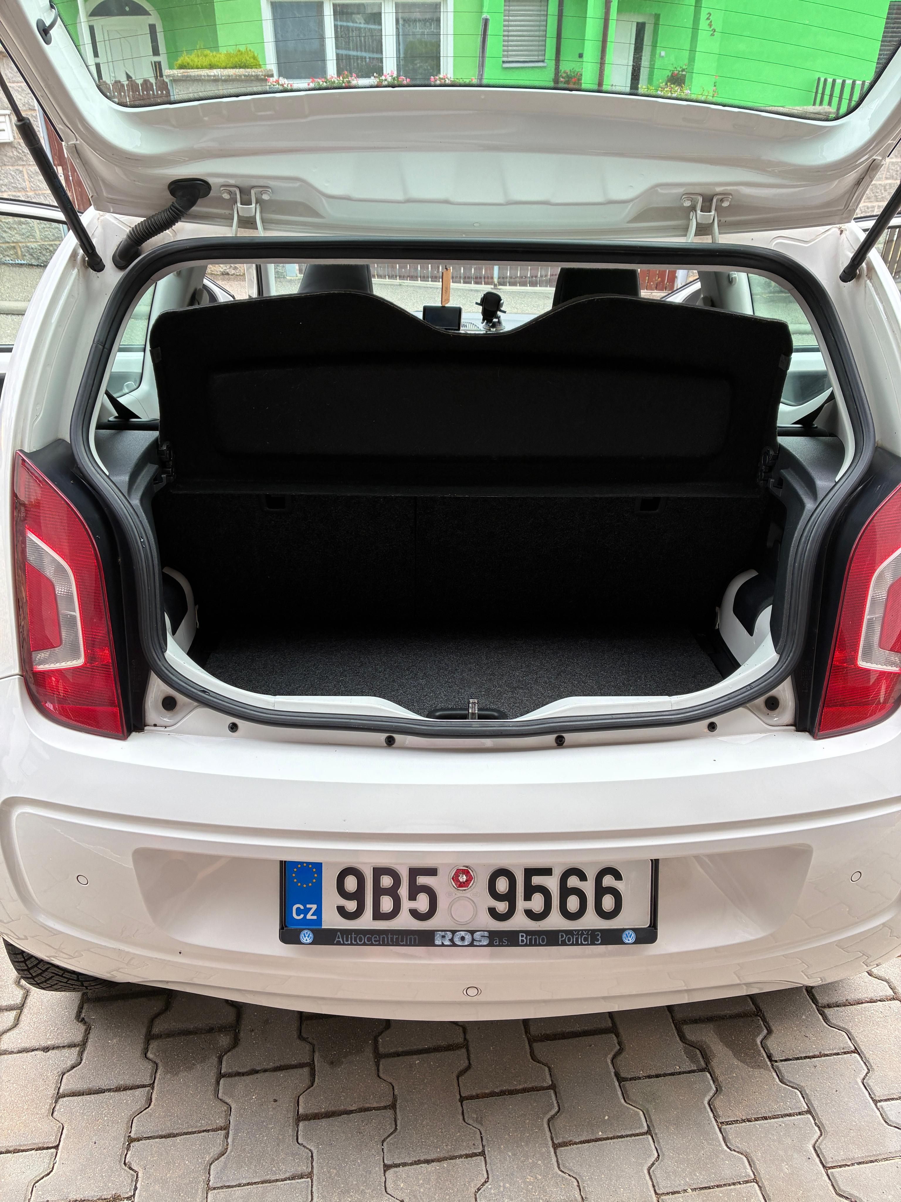 Volkswagen Up!, 55 kw, automat, STK do 2/28 - fotka 2