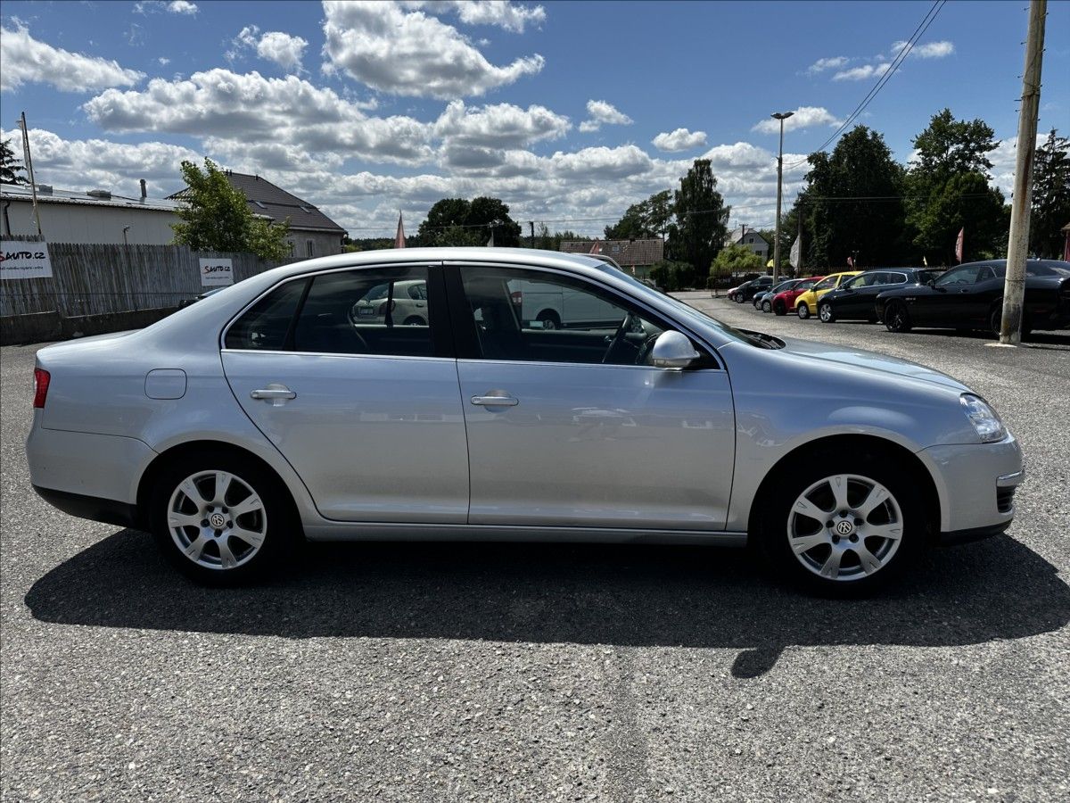 Volkswagen Jetta, 1,6 MPI-KLIMA-MÁLO KM - CEBIA - fotka 6