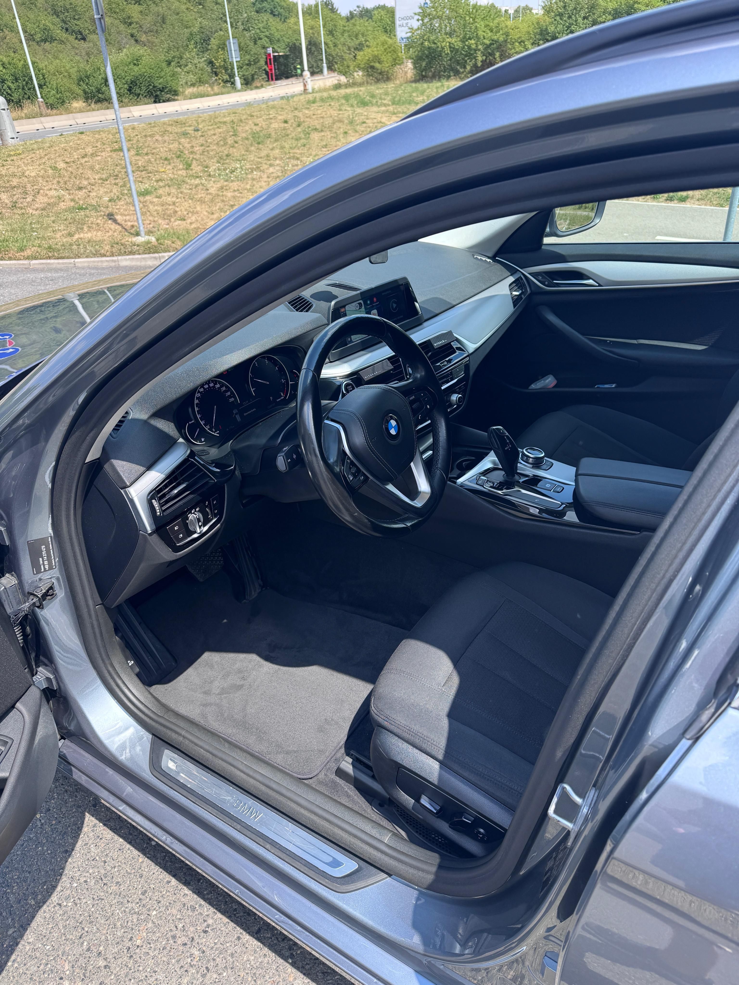BMW Řada 5, 520d - fotka 4