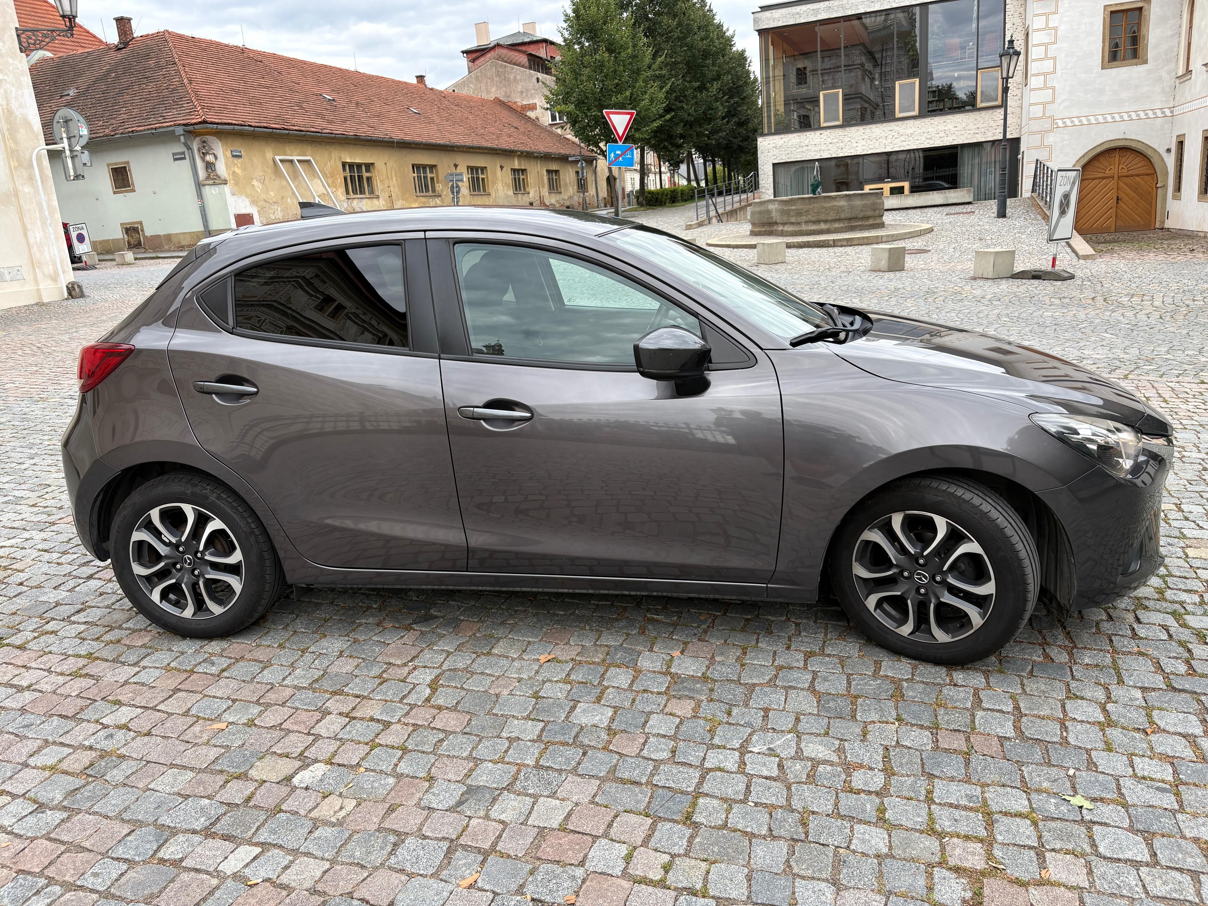 Mazda 2, 1.5 benzín, serviska, výbava - fotka 4