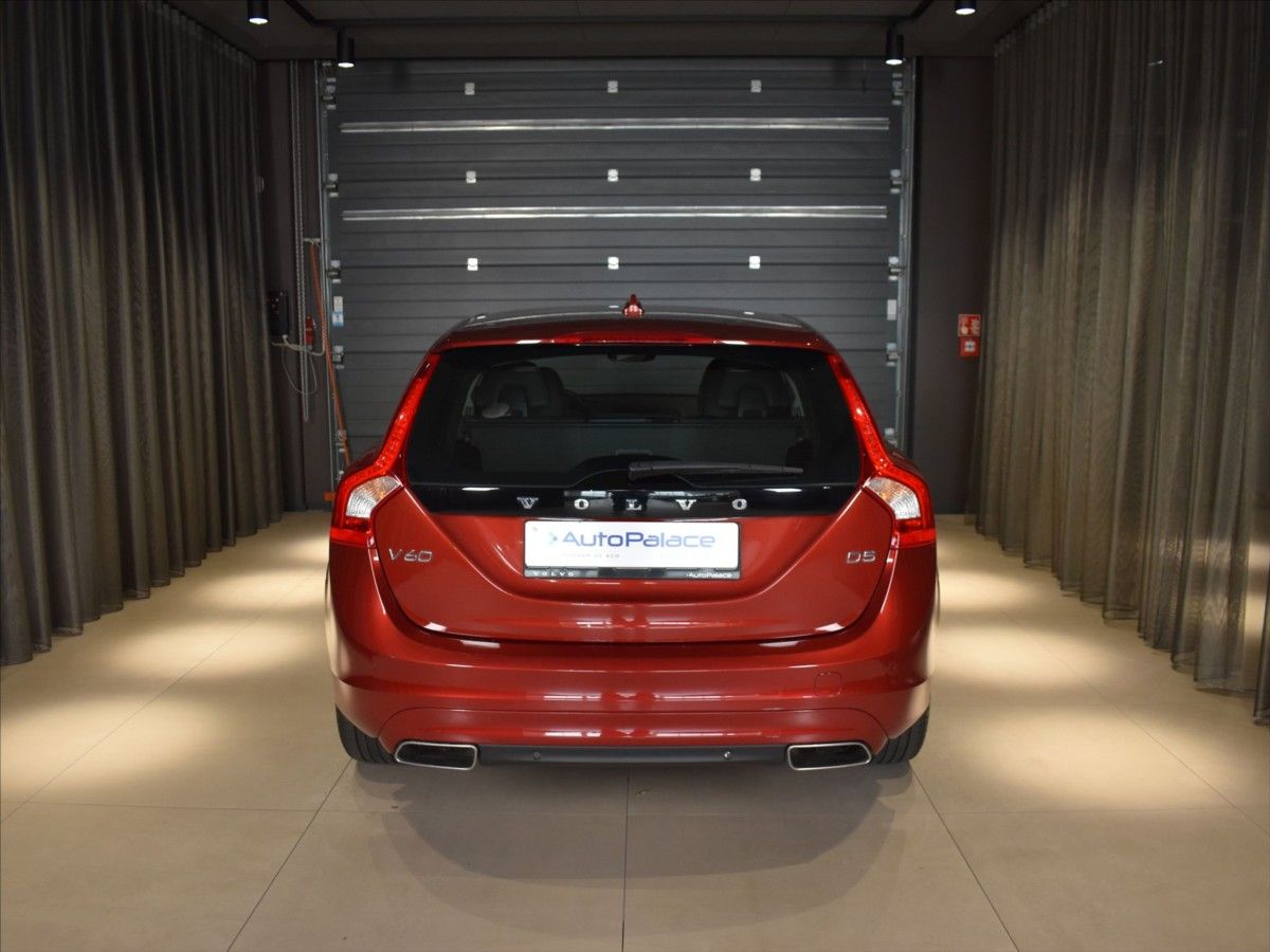 Volvo V60, 2,0 D5 Momentum BLIS - fotka 4