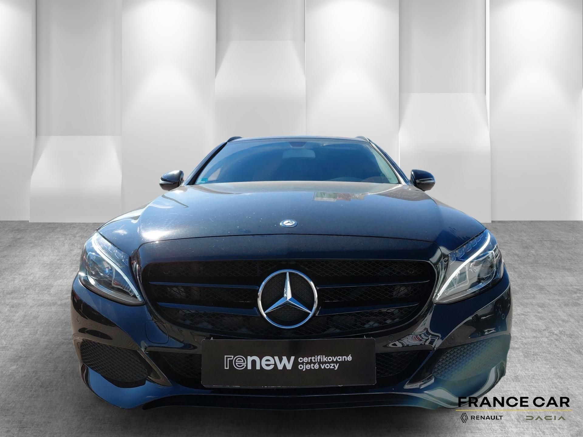 Mercedes-Benz Třídy C, 220 D 125 kW Black Edition - fotka 2