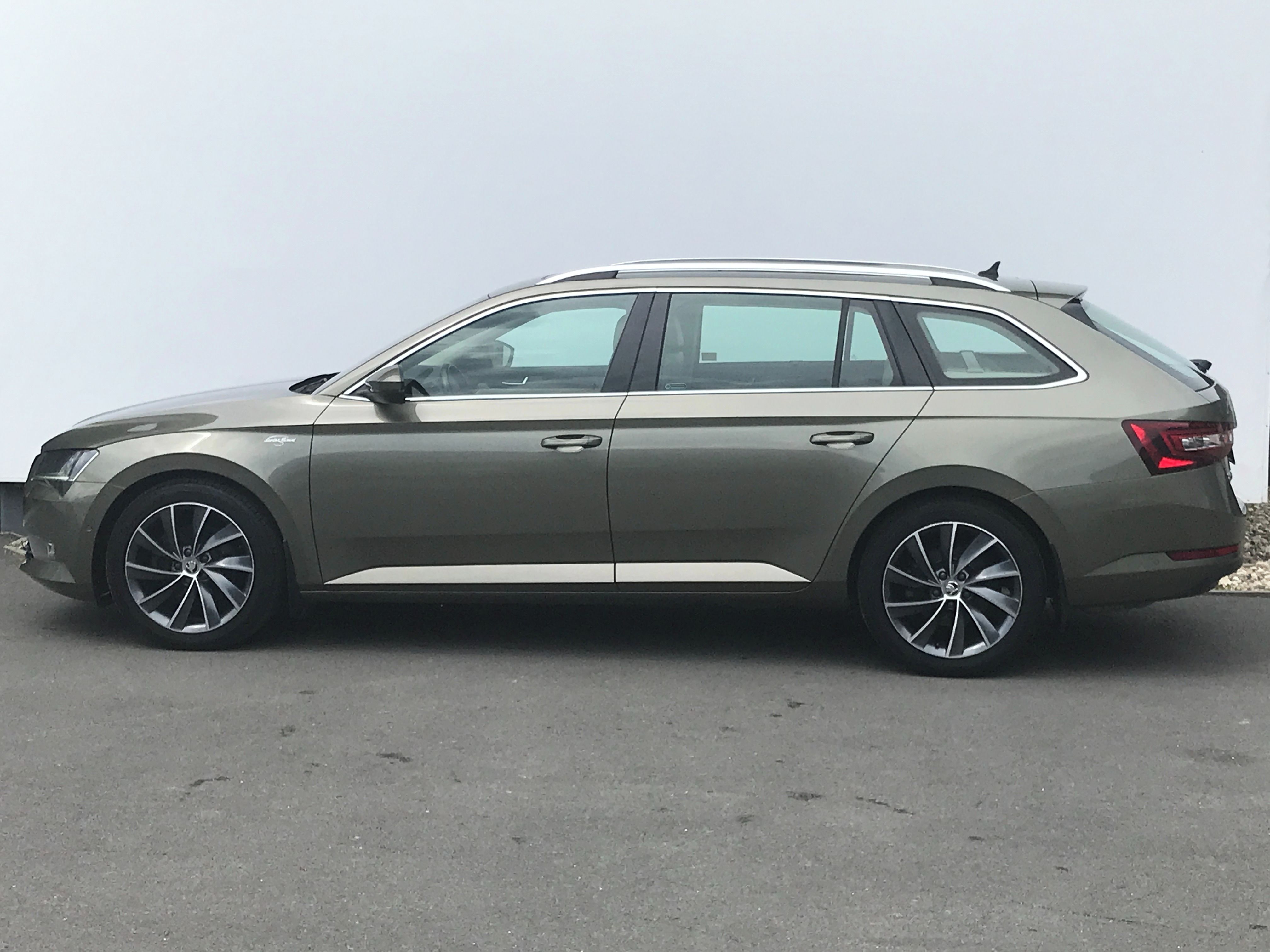 Škoda Superb, 4x4 2,0TDi 140kW L&K+TAŽNĚ+PAN - fotka 3