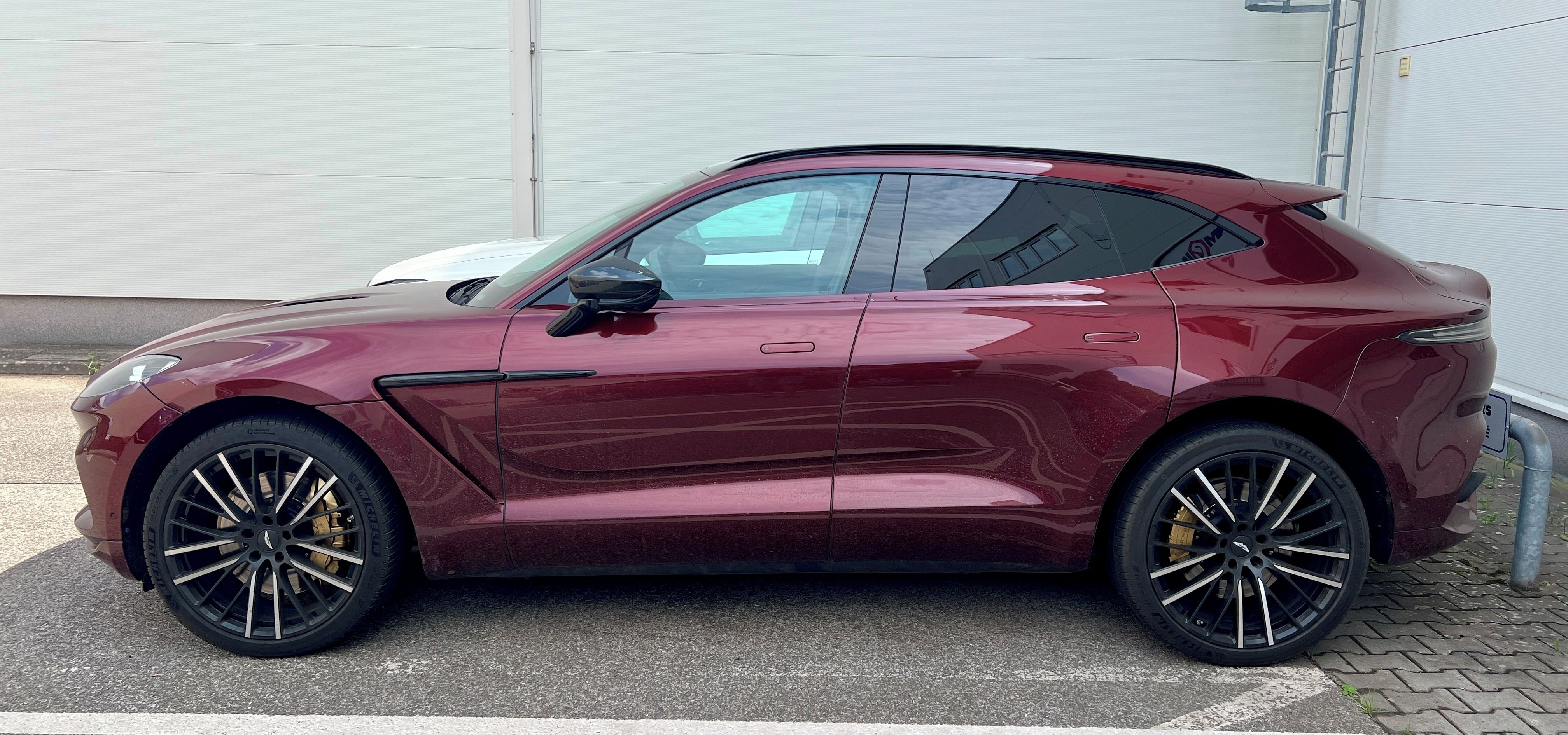 Aston Martin DBX, Aston Martin DBX 4.0 V8 AWD