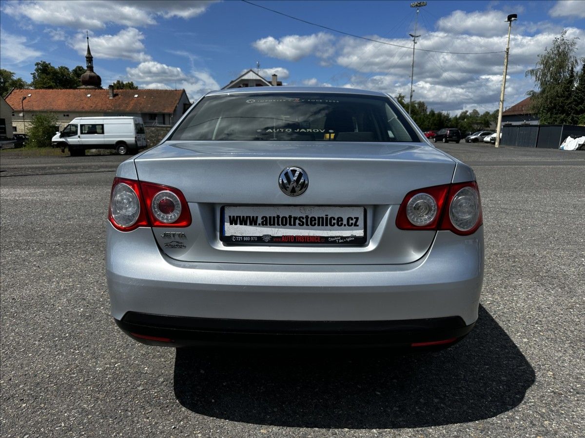 Volkswagen Jetta, 1,6 MPI-KLIMA-MÁLO KM - CEBIA - fotka 4
