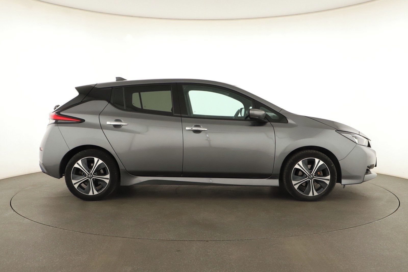 Nissan LEAF, 40 kWh, SoH 91%, Automat - fotka 6