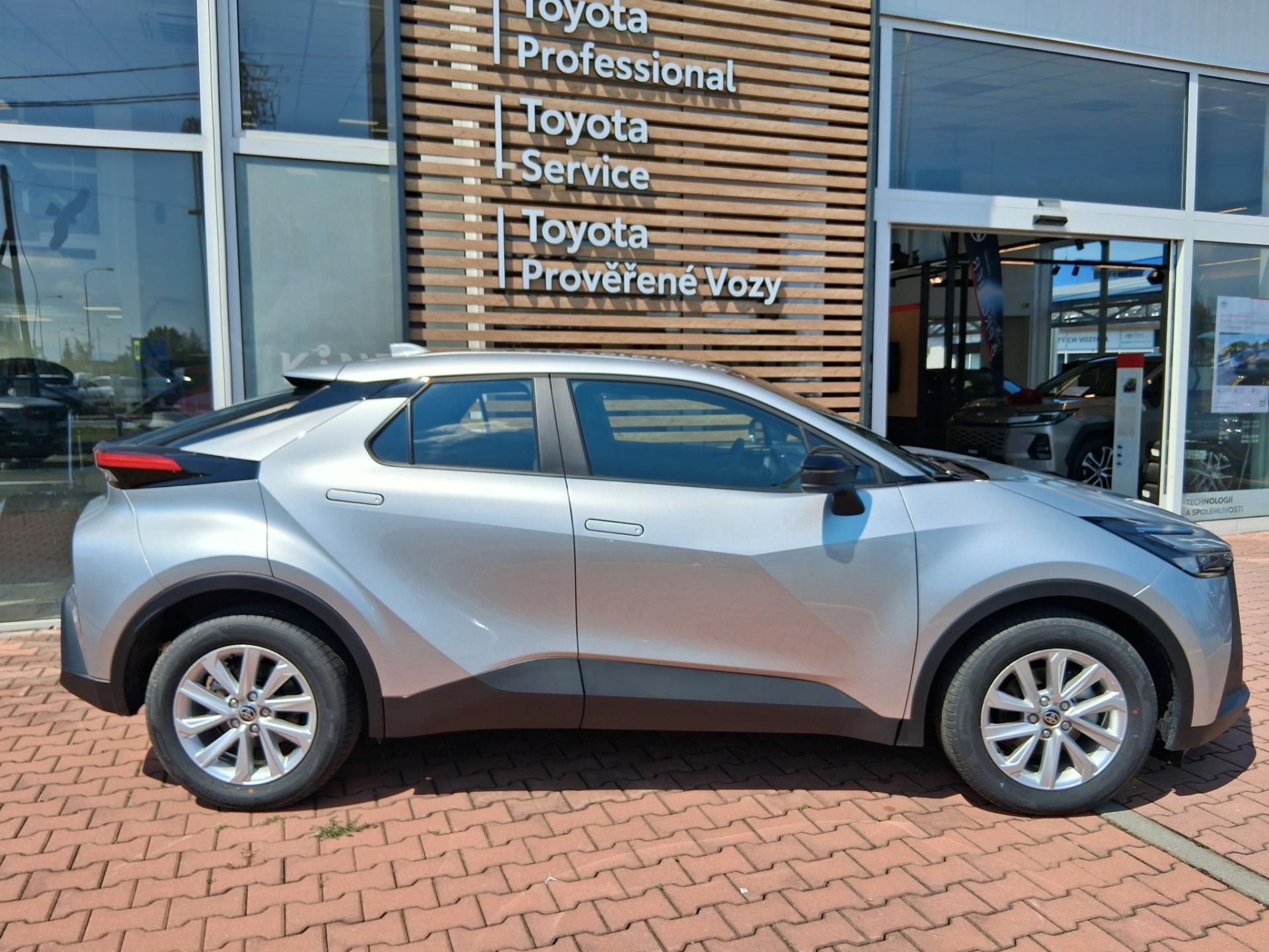 Toyota C-HR, 1,8 HEV COMFORT + BUSINESS - fotka 3