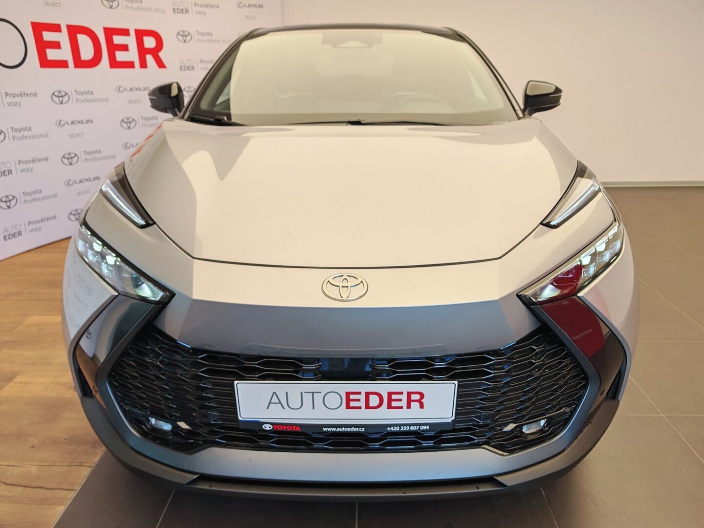 Toyota C-HR, 2.0 Plug - in Hybrid ( 220k ) - fotka 2
