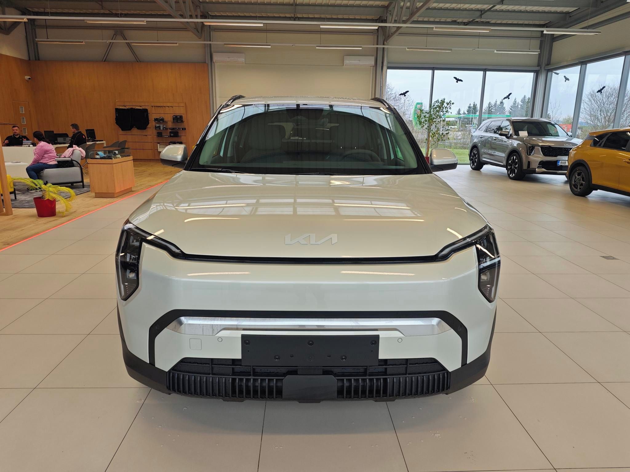 Kia EV3, EV3 4x2 EARTH 150 KW + 81,4 - fotka 2