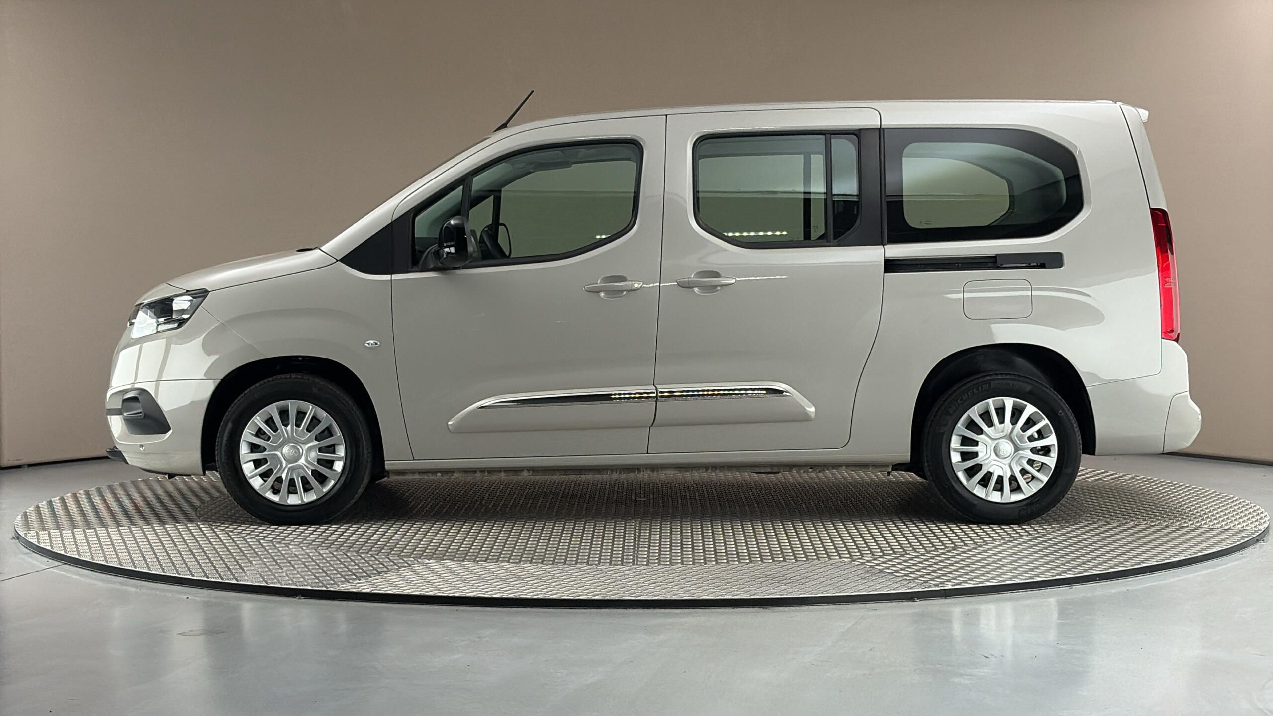 Toyota Proace City Verso, 1.2 L2 Shuttle - fotka 4