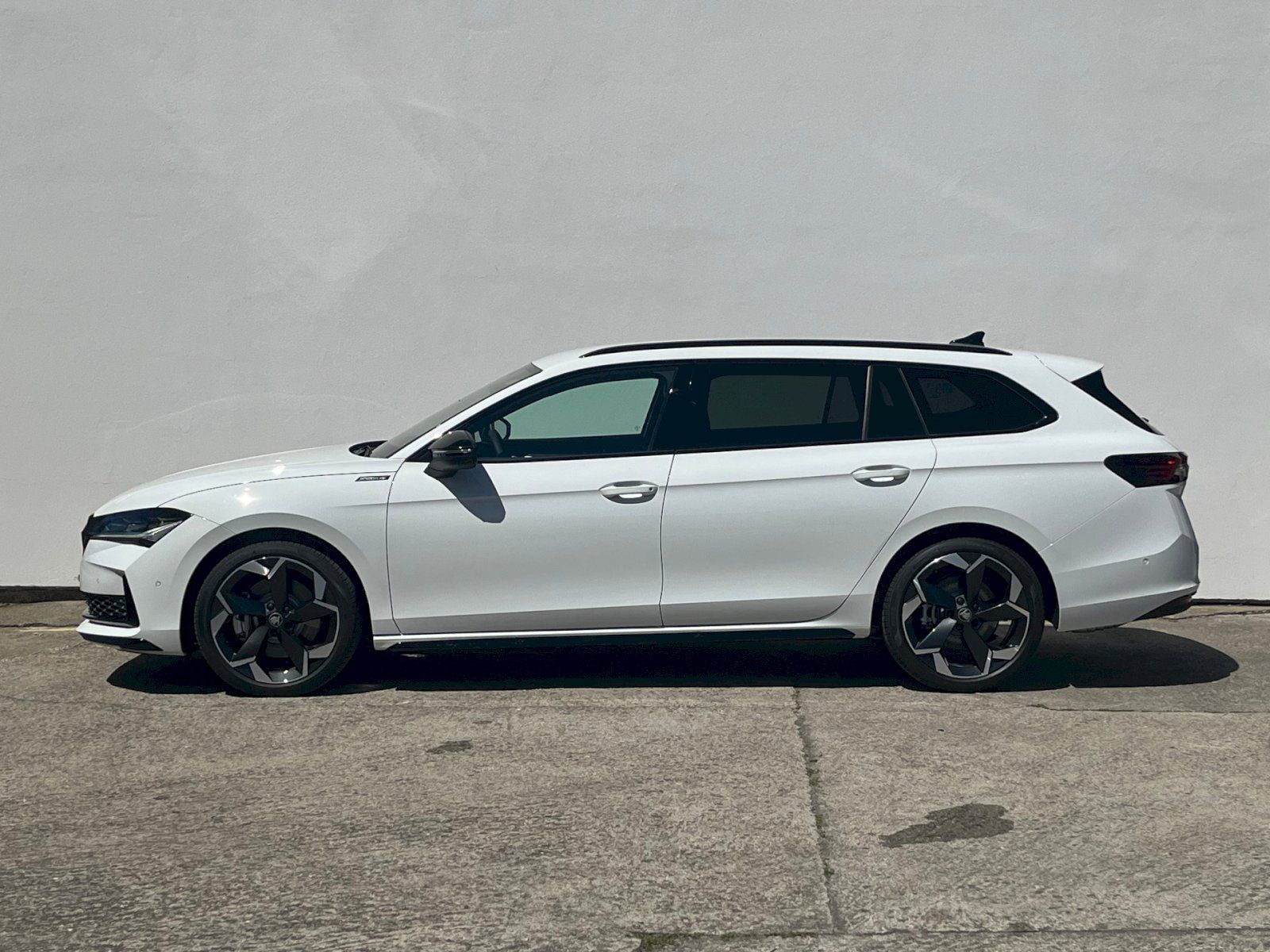 Škoda Superb, SUPERB COMBI L K TD 142/2.0 A7 - fotka 3