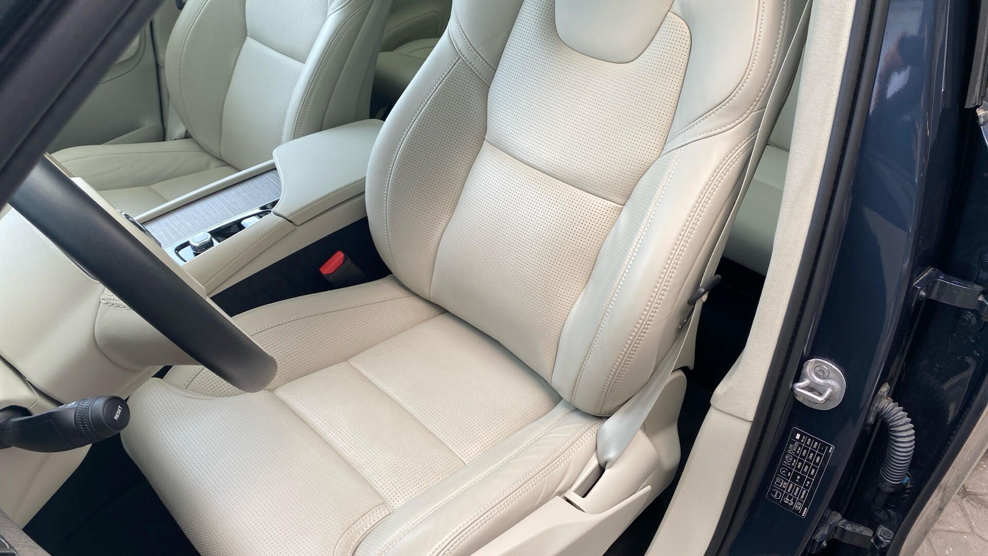 Volvo XC90, ULTIMATE BRIGHT, B5 AWD, 173+1 - fotka 6