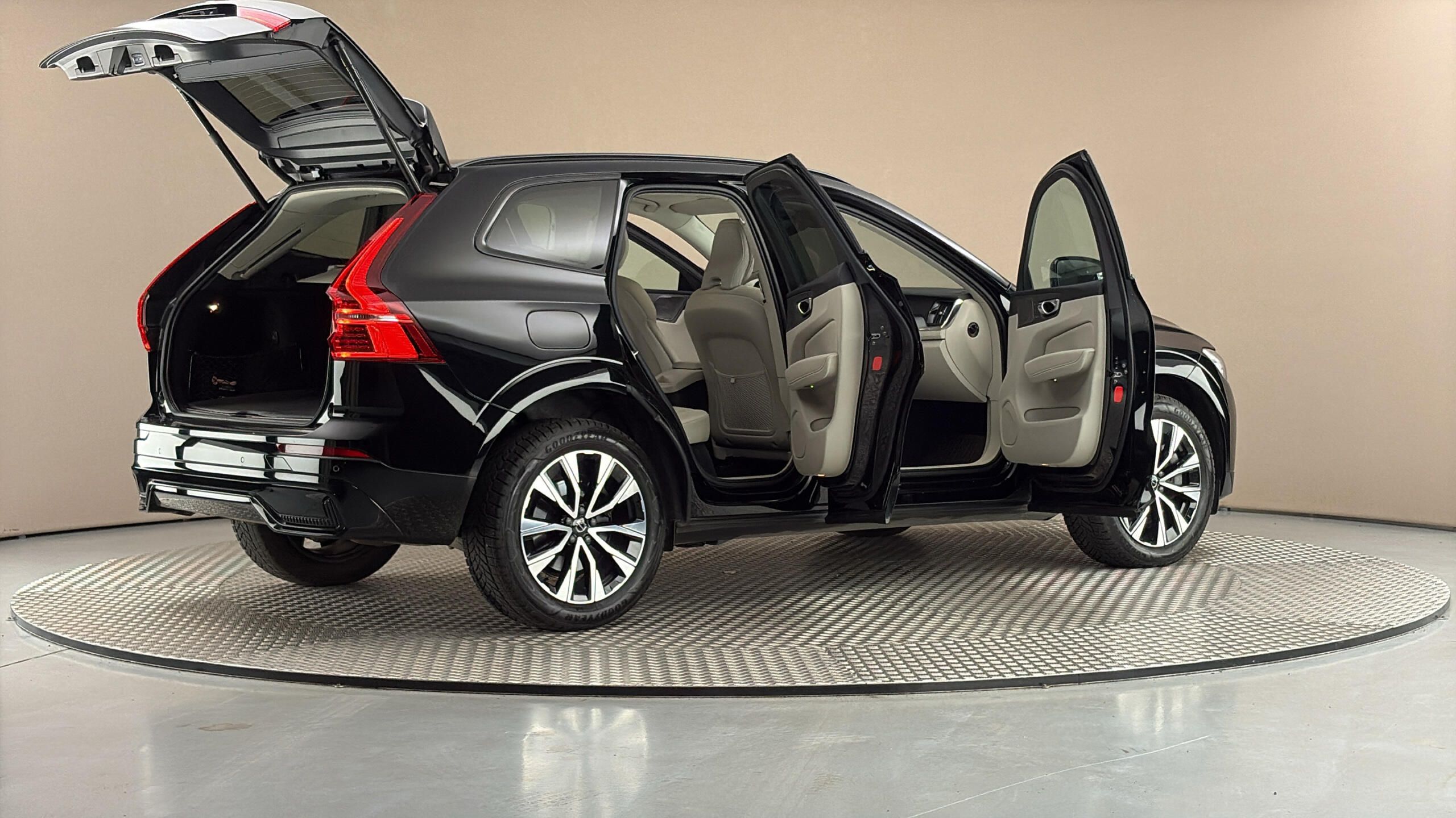 Volvo XC60, 2.0 B4 AUT AWD Plus Dark - fotka 6