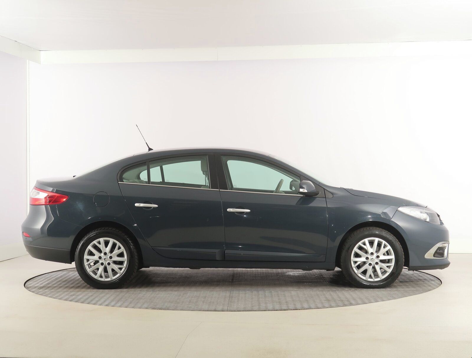Renault Fluence, 1.6 16V, Kožené sedačky - fotka 6