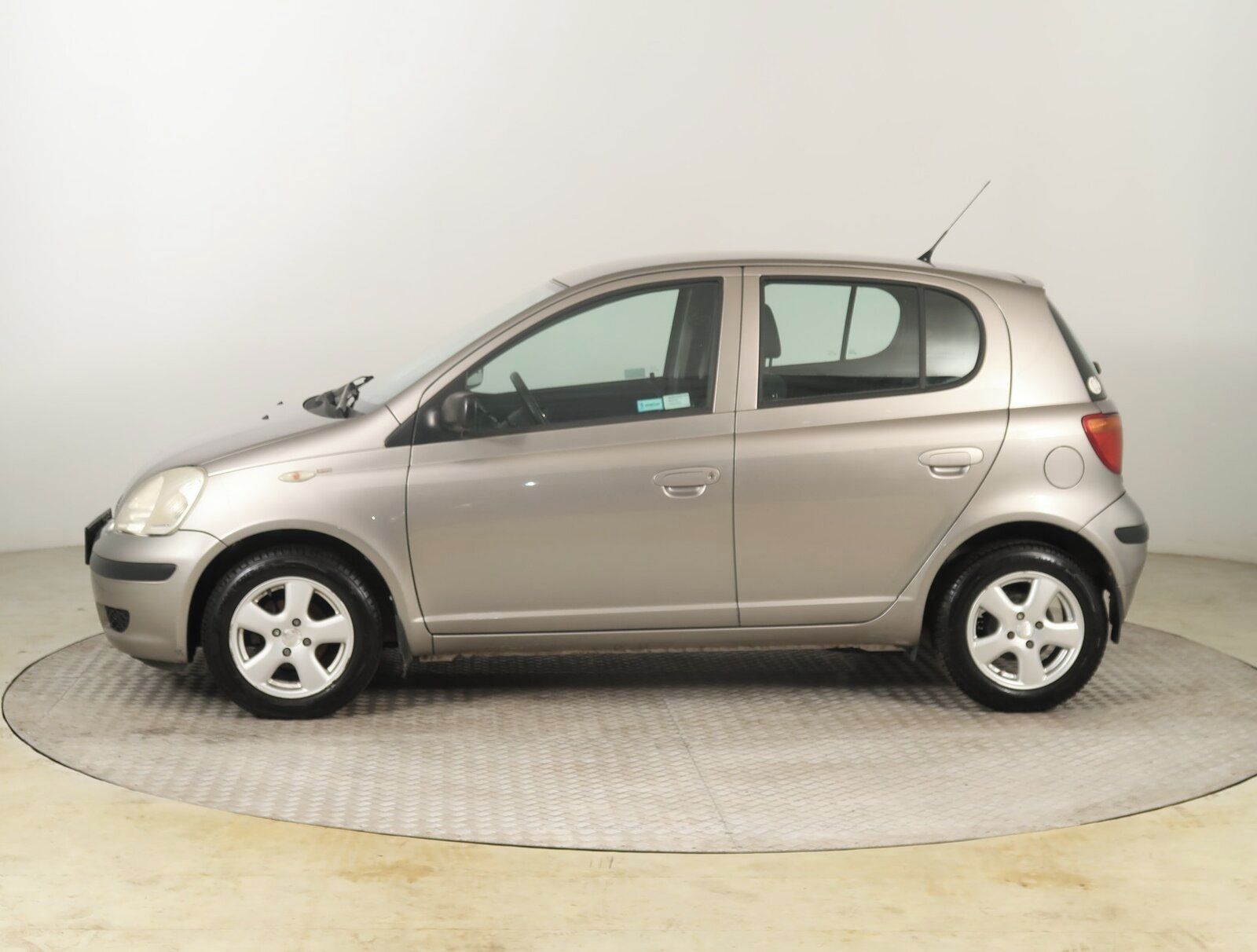 Toyota Yaris, 1.0 VVT-i, po STK, jezdí dobře - fotka 3