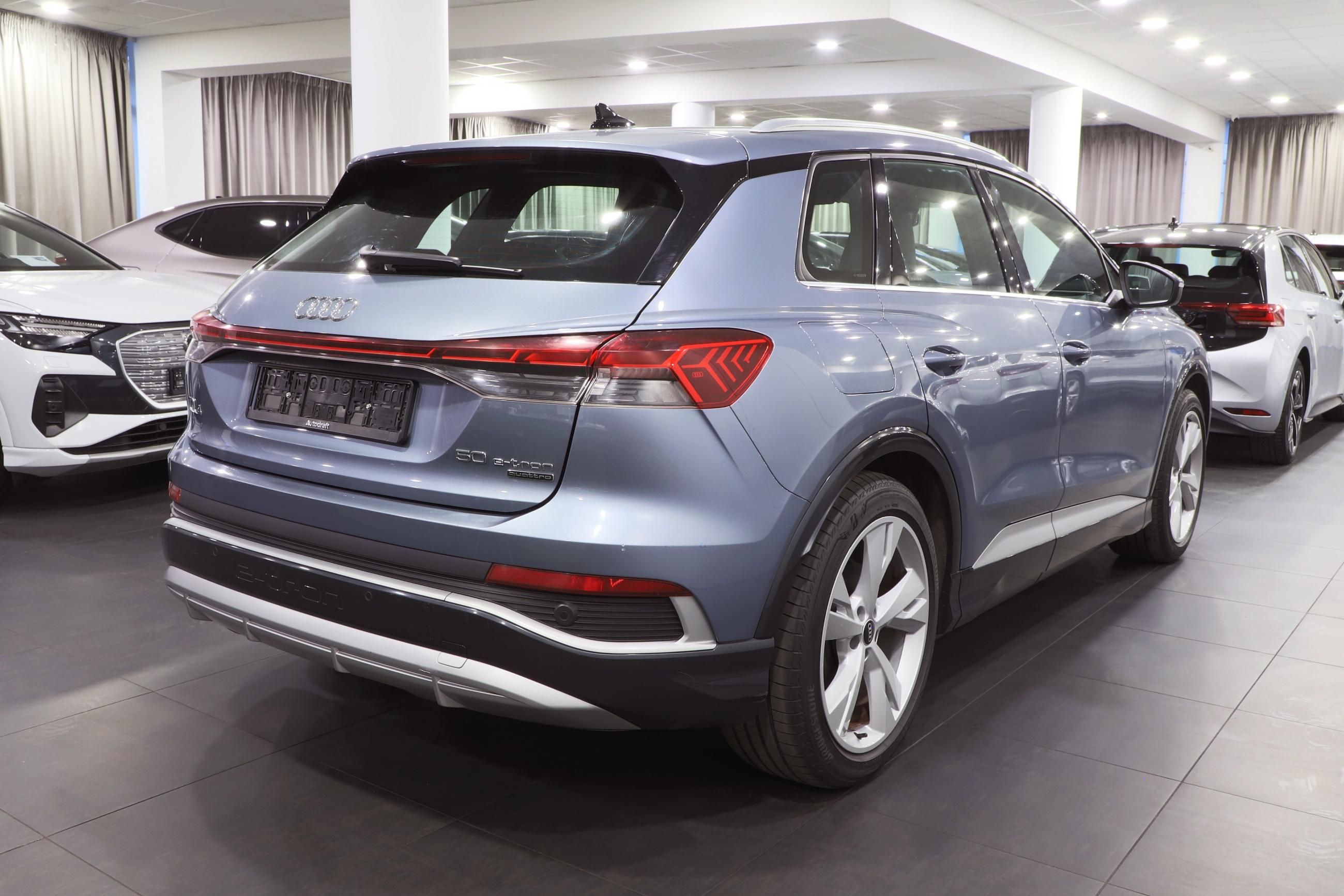 Audi Q4 e-tron, 220kW 4x4 S-line / ALU 20'' - fotka 4