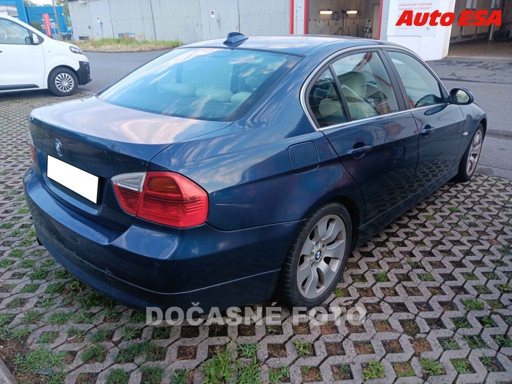 BMW Řada 3, 3.0 i,AT,kůže,autoAC - fotka 2