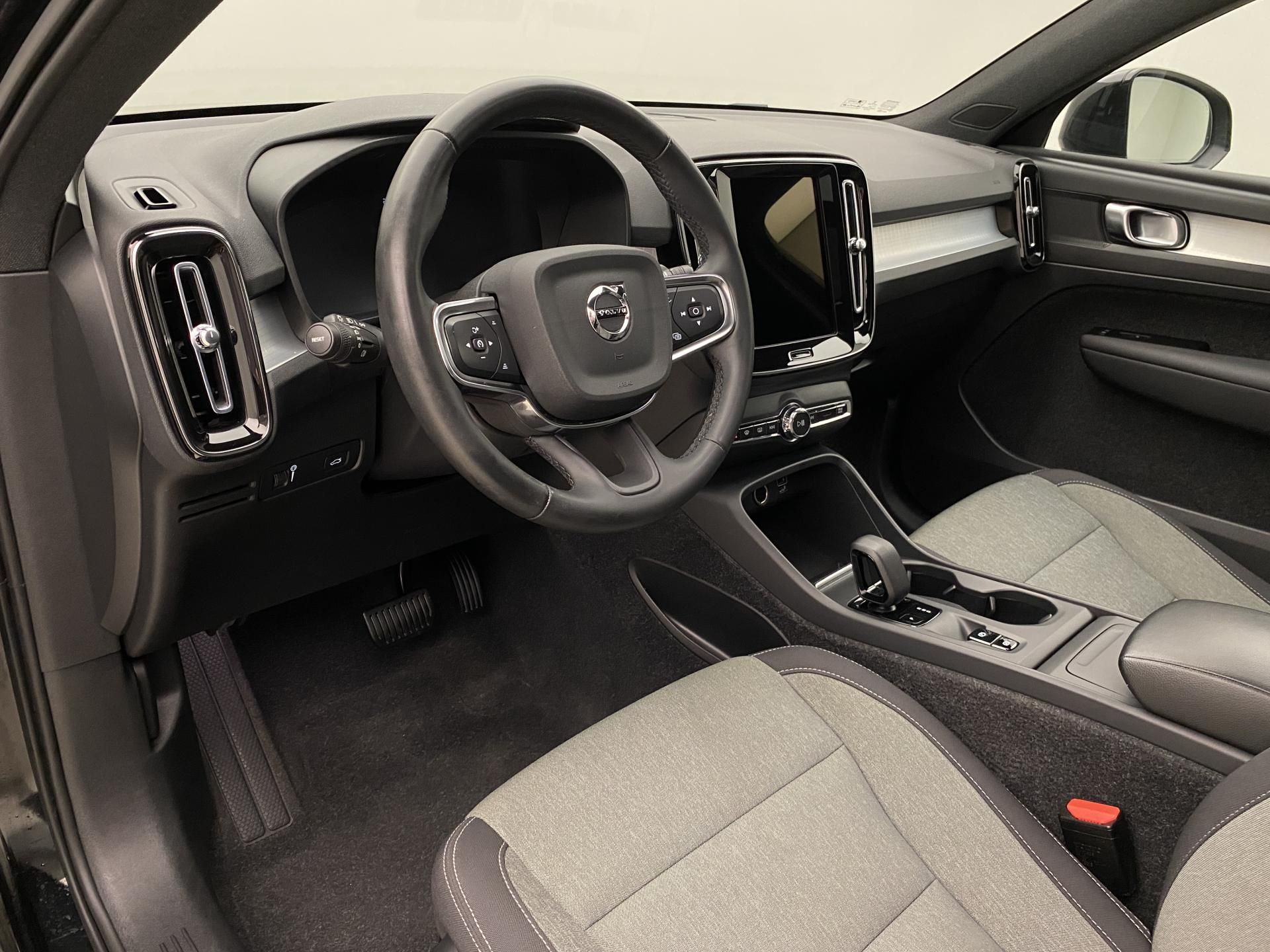 Volvo XC40, T2 MOMENTUM AUT CZ - fotka 4