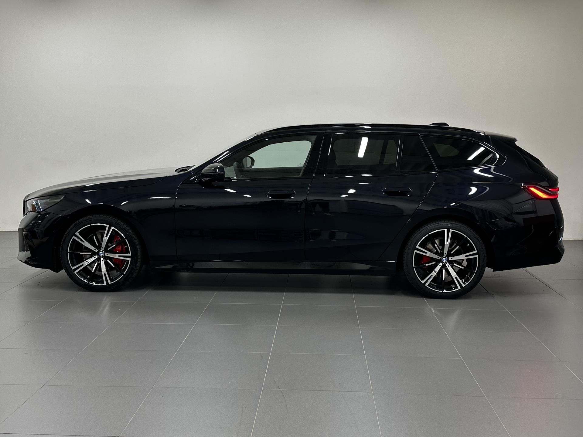 BMW Řada 5, 540d xDrive Touring - fotka 2
