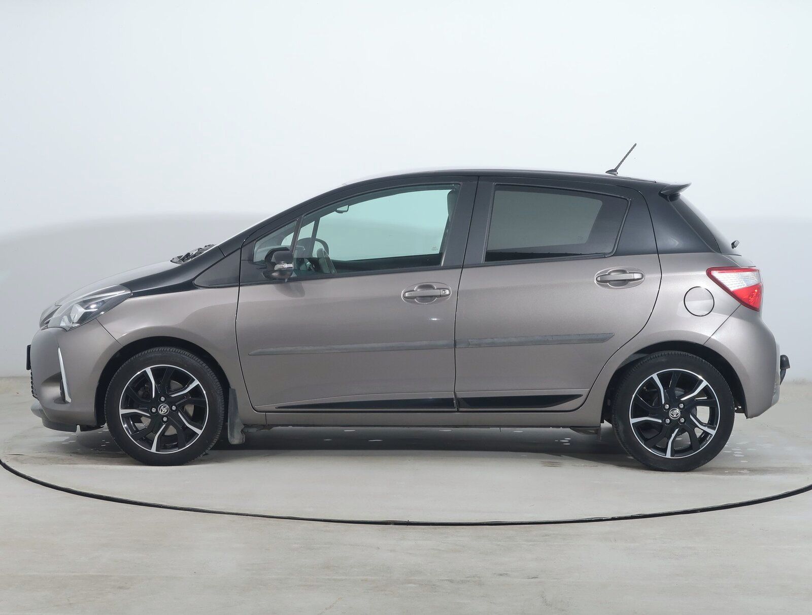 Toyota Yaris, 1.5 Dual VVT-i, ČR,1.maj - fotka 3