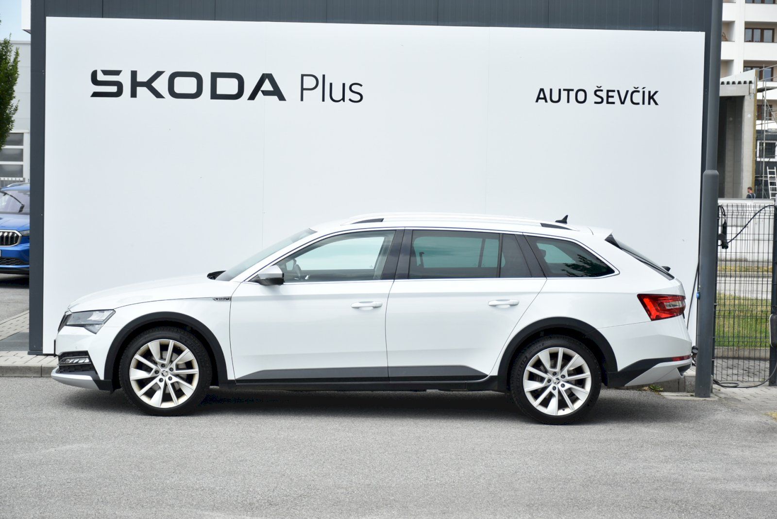 Škoda Superb, Scout 2.0 TDI 140 kW 4x4 DSG - fotka 3