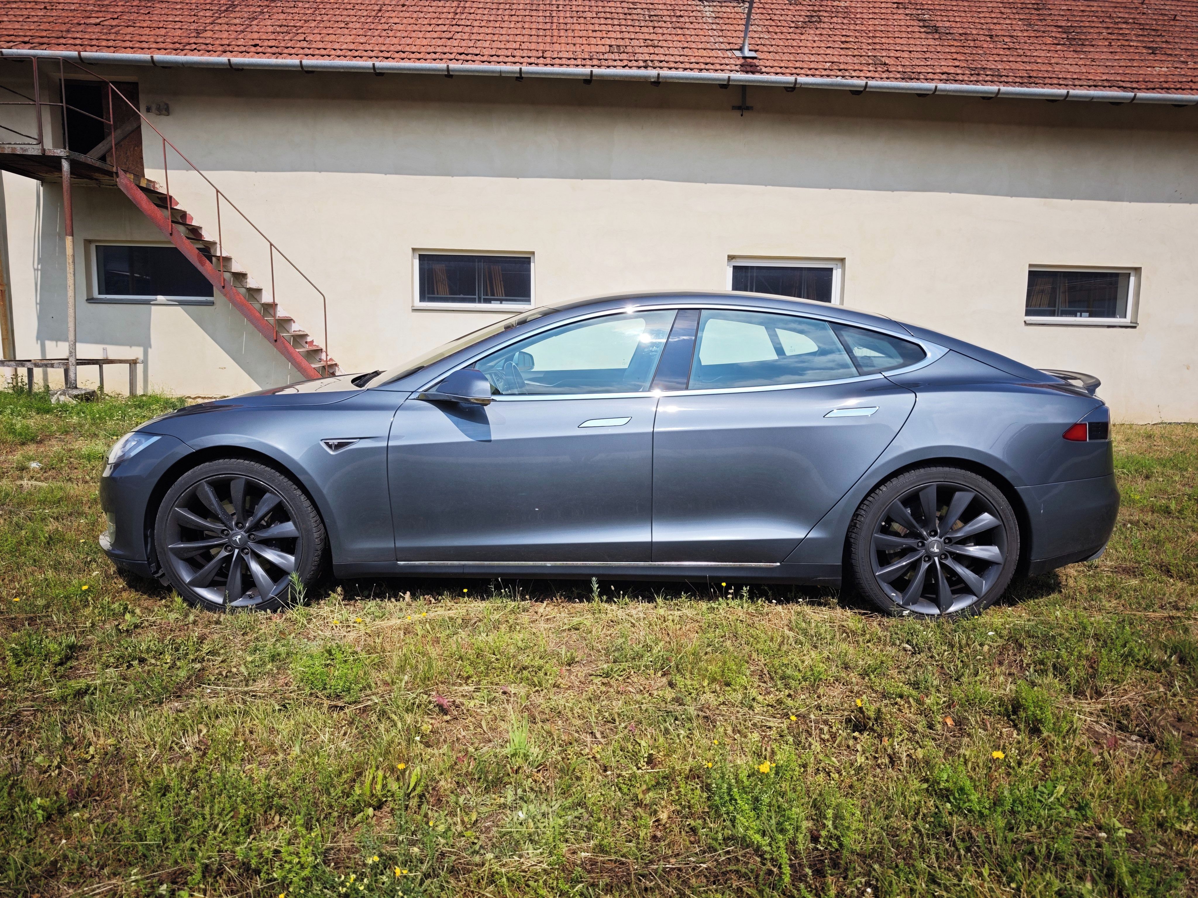 Tesla Model S, Tesla Model S P85+ ZDARMA dobi - fotka 2