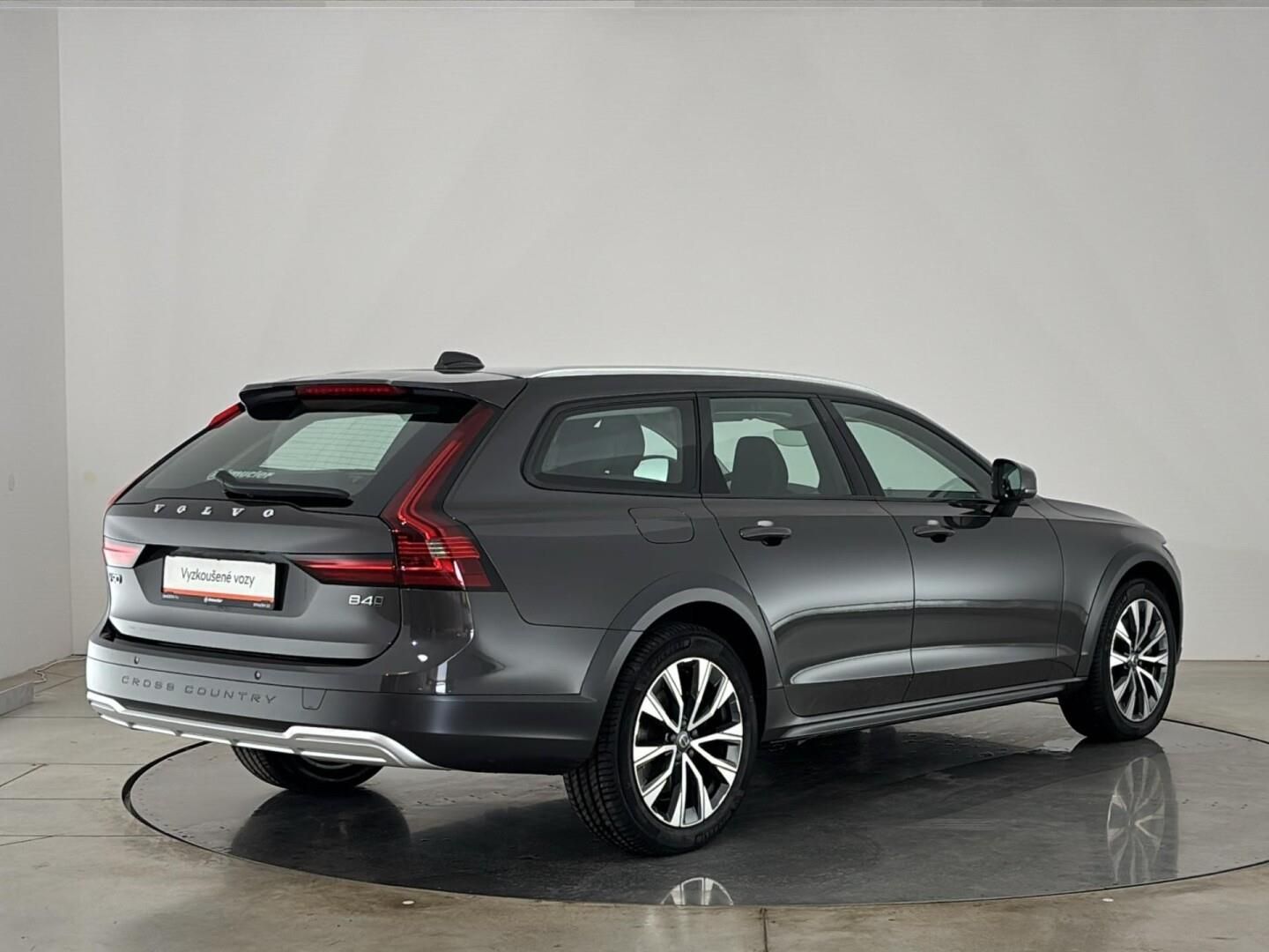 Volvo V90, 2.0 B4 / 145 kW Cross Country - fotka 2
