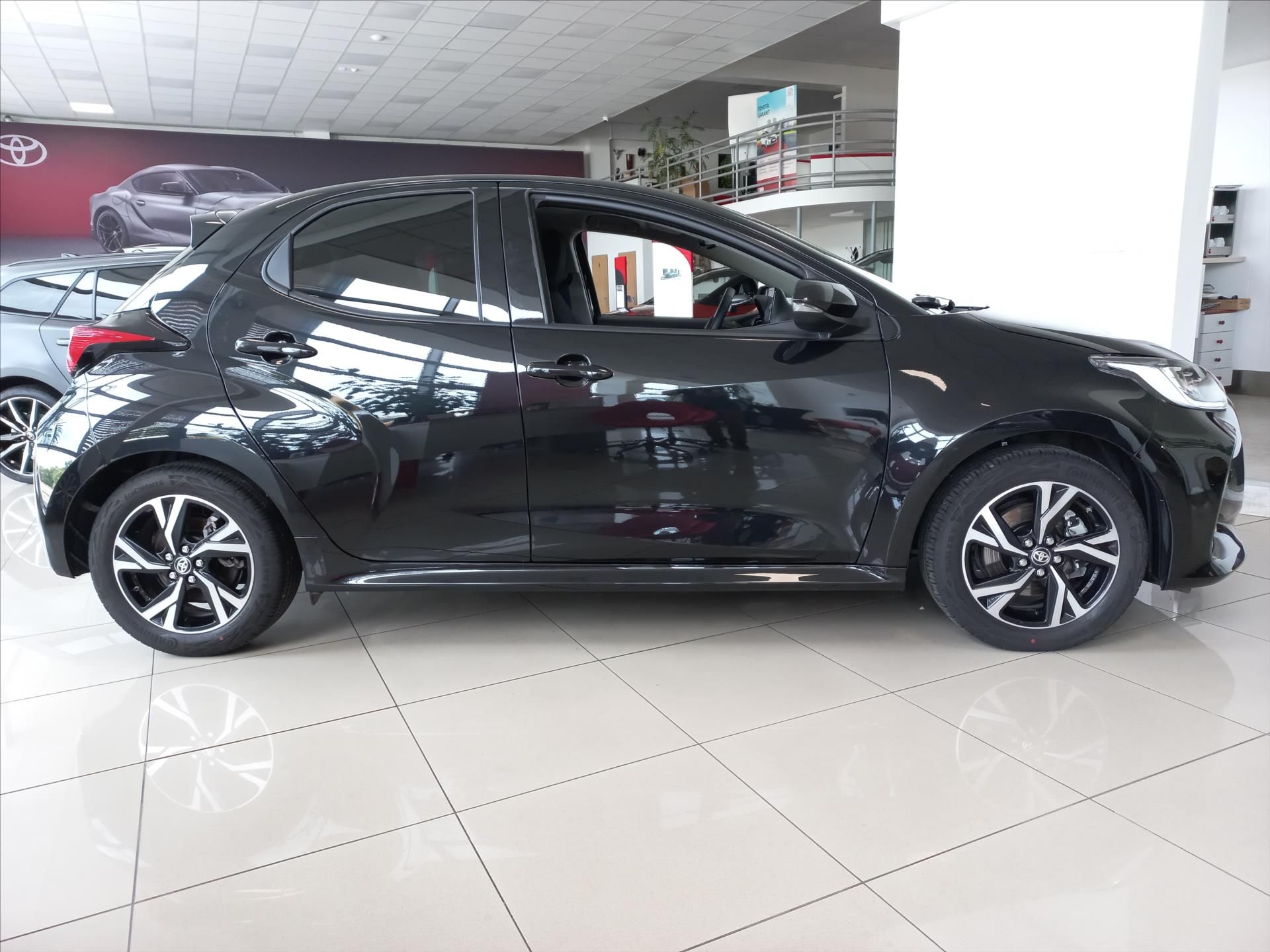 Toyota Yaris, 1,5 Hybrid e-CVT 116k  Style - fotka 2
