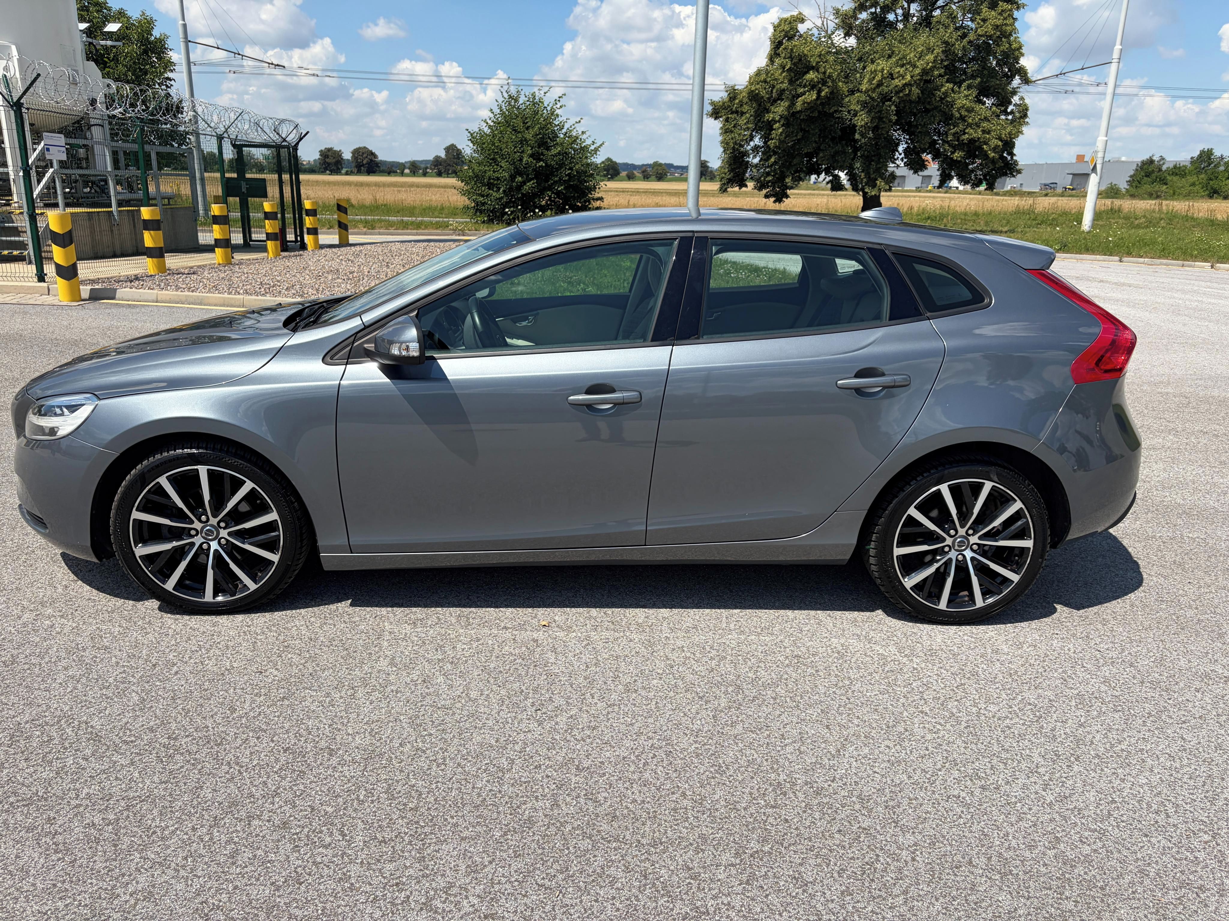 Volvo V40 - fotka 2