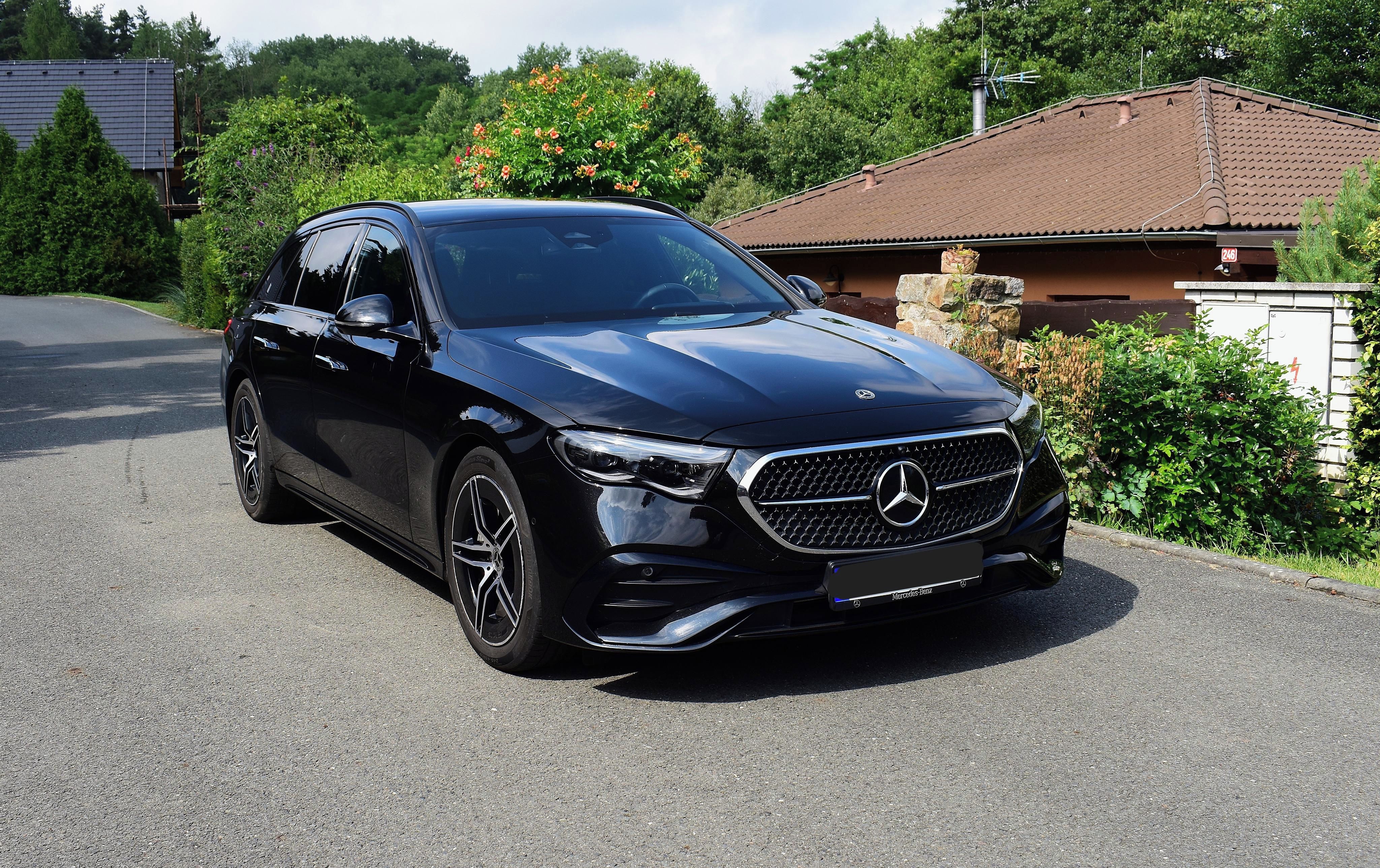 Mercedes-Benz Třídy E, E220d, AMG paket, nízký nájezd