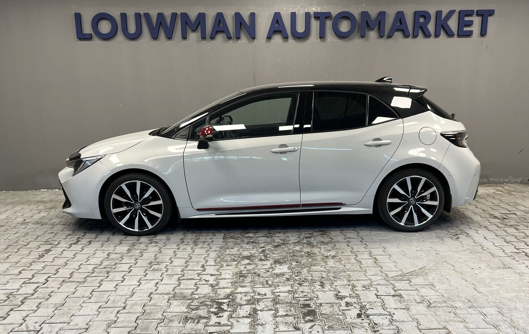 Toyota Corolla, 1,8 HYBRID AT GR SPORT - fotka 4
