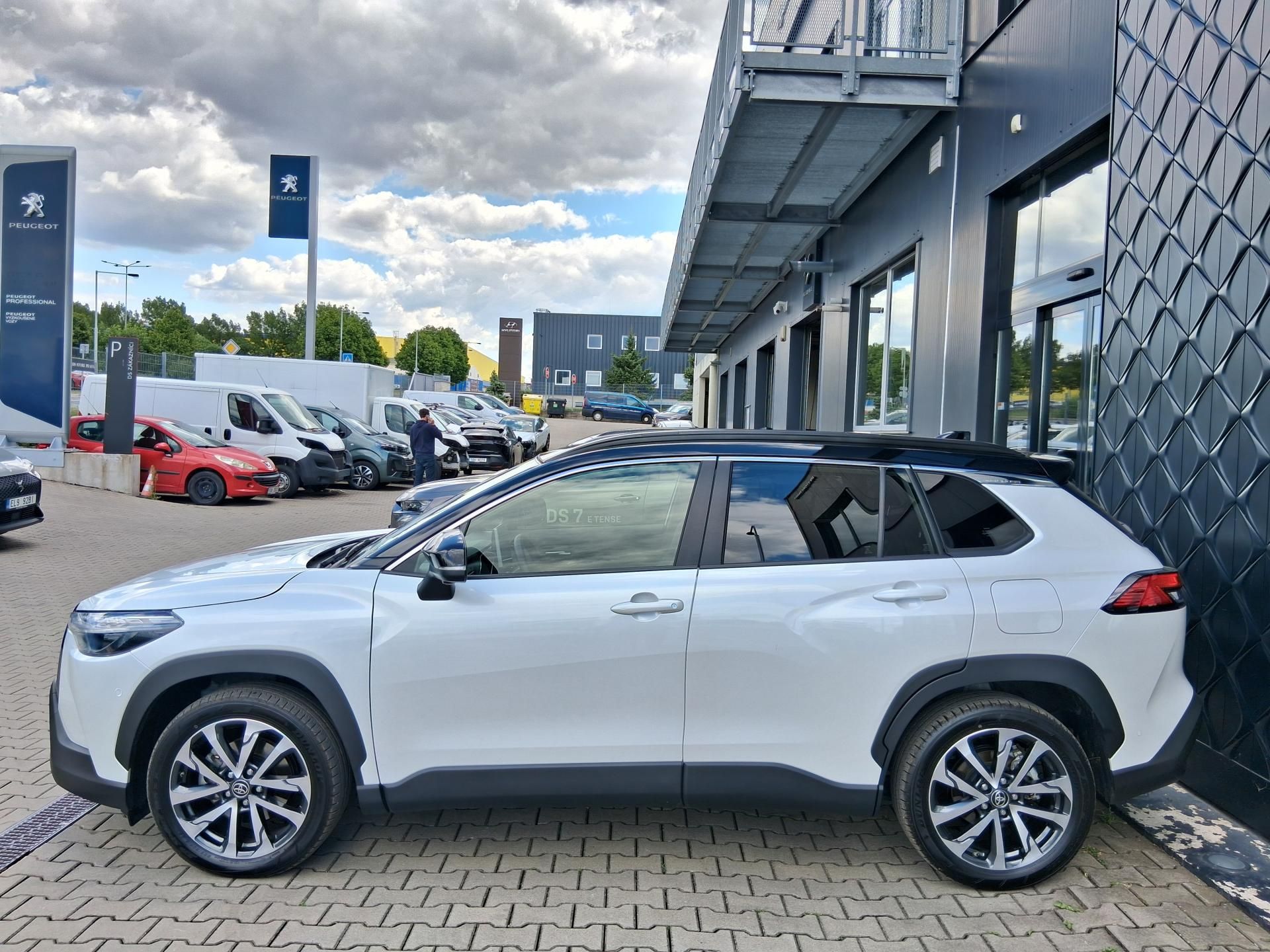 Toyota Corolla Cross, EXE. JBL SKY. 2.0 H. 4x4 143kW - fotka 4