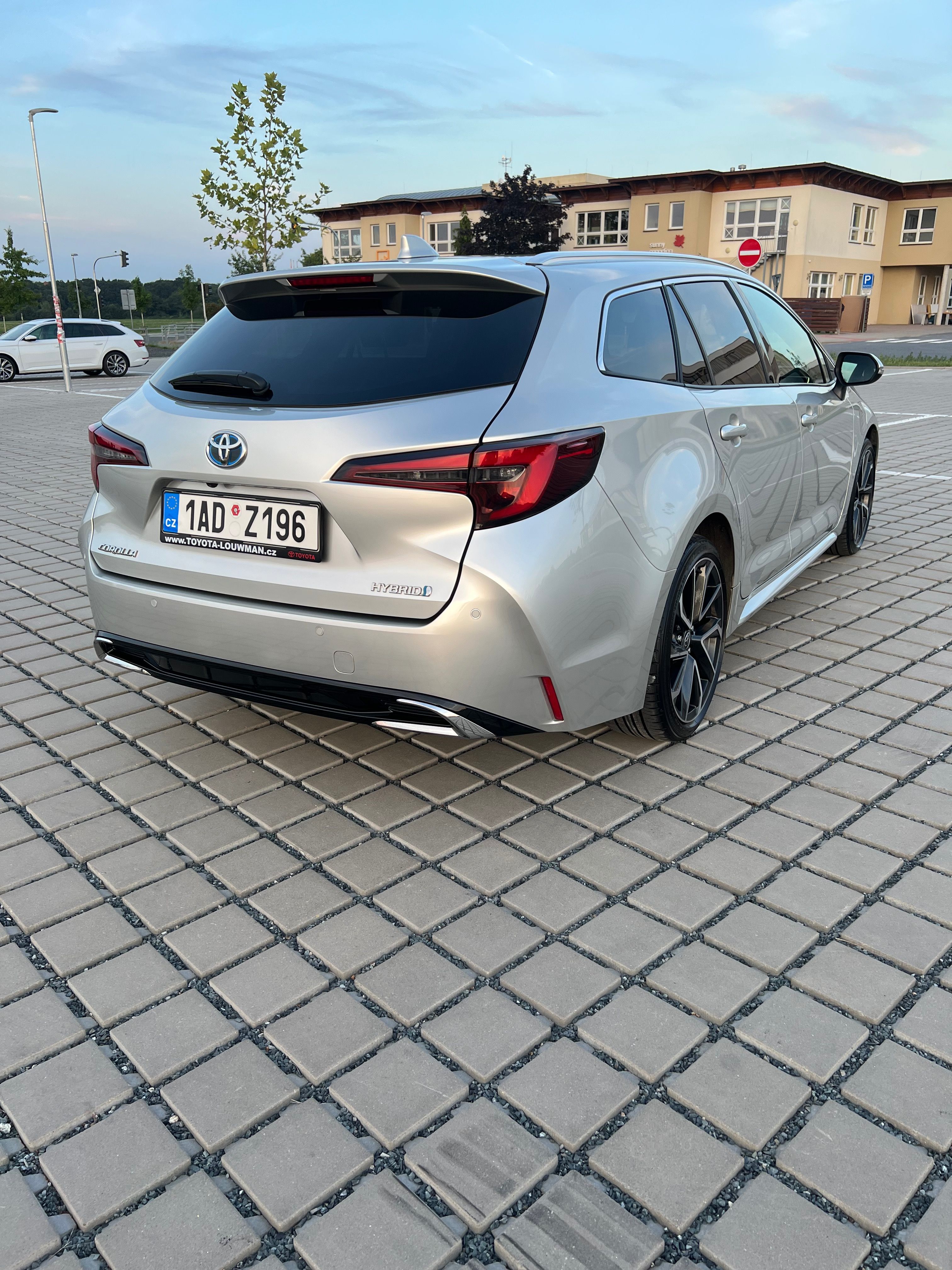 Toyota Corolla, 2.0 Hybrid Executive TS - fotka 6