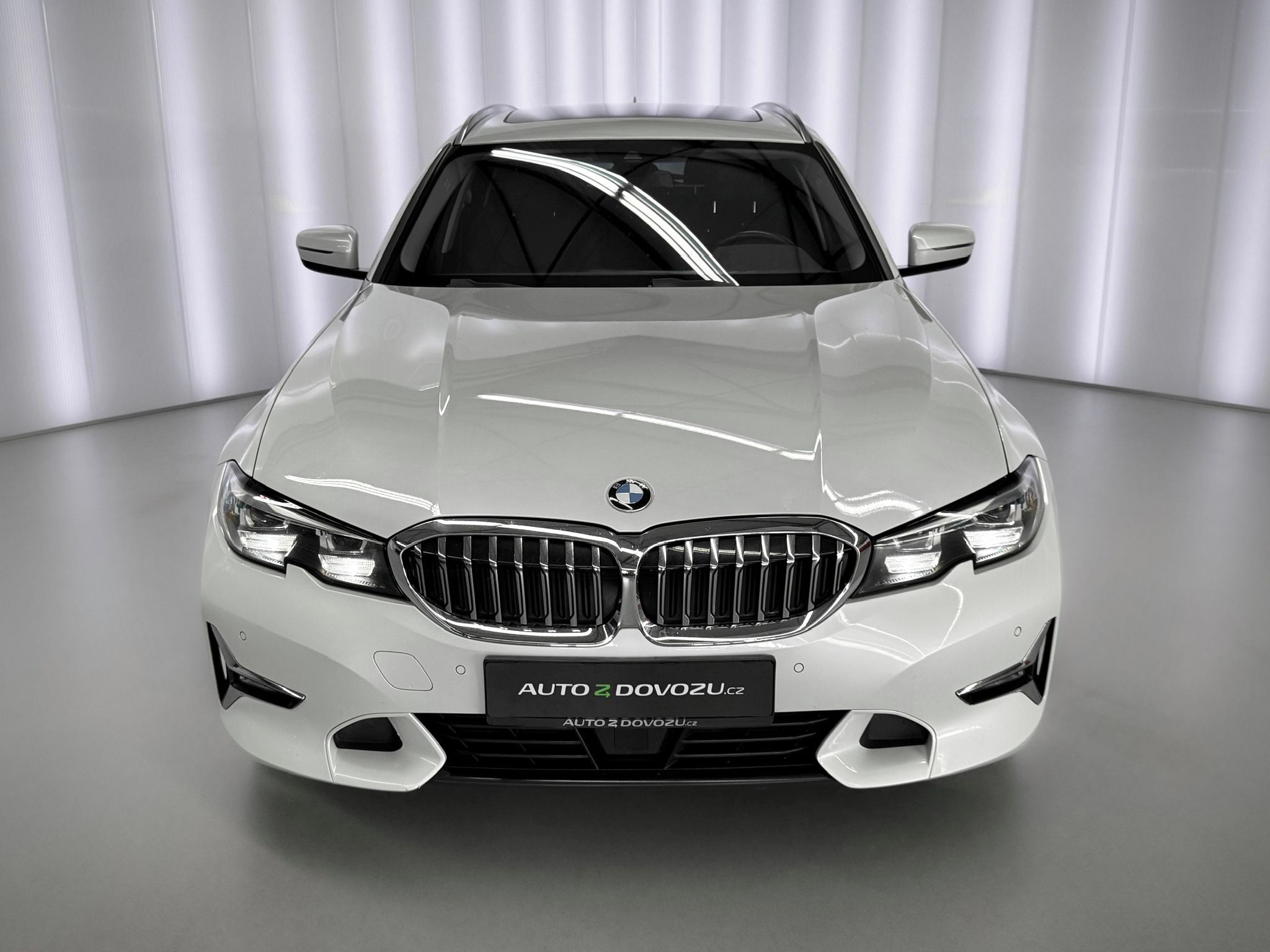 BMW Řada 3, 320d xDrive LUXURY, PANORAMA - fotka 3