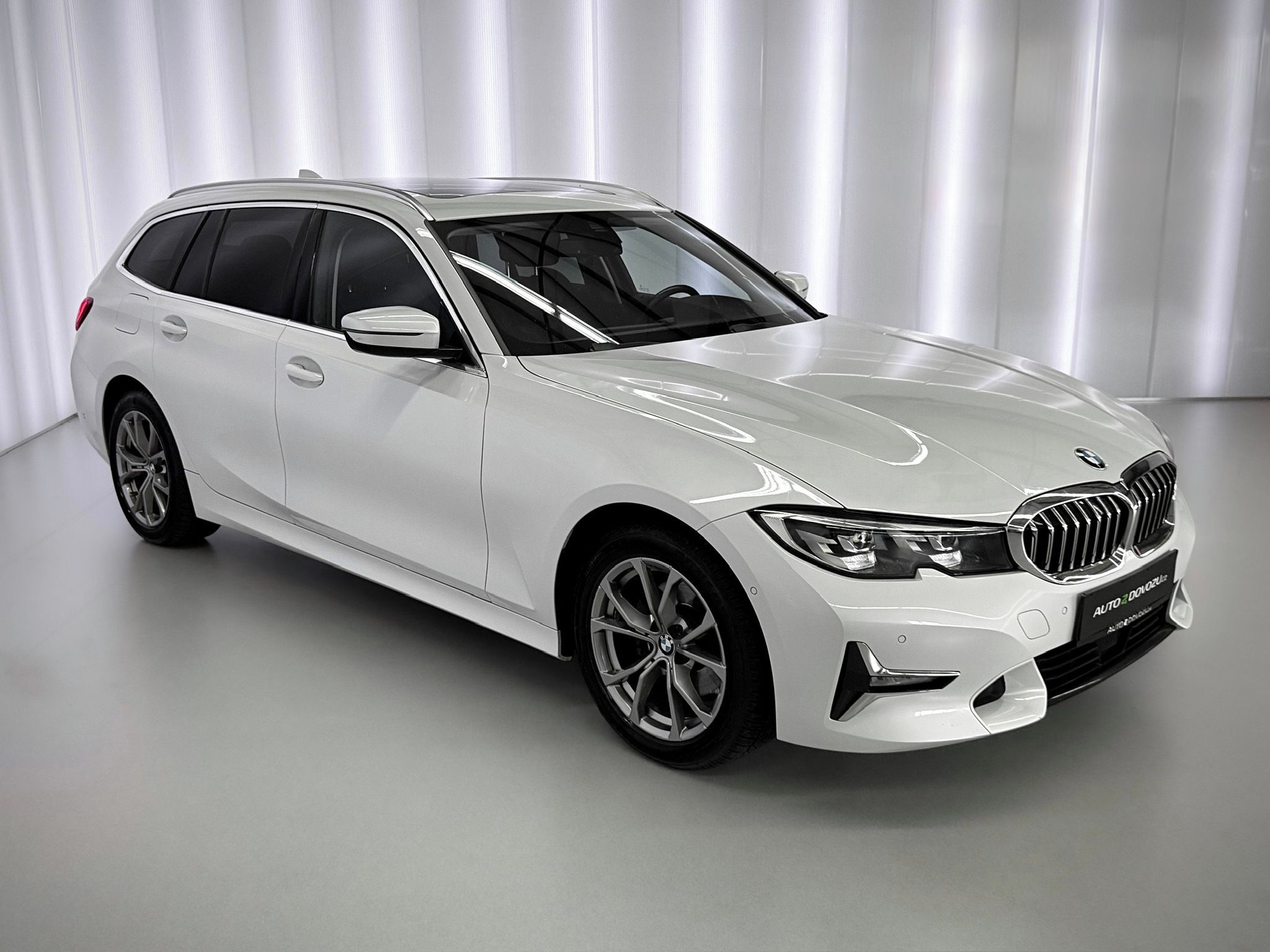 BMW Řada 3, 320d xDrive LUXURY, PANORAMA - fotka 4