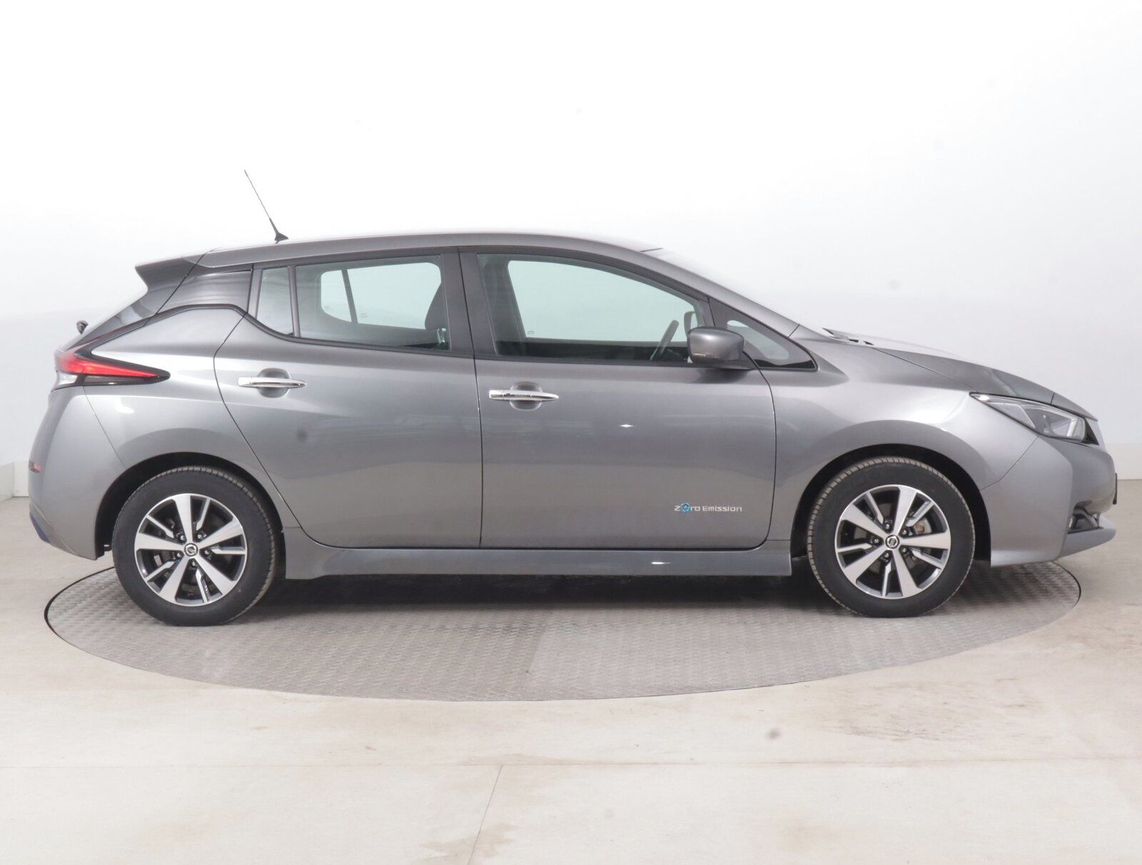 Nissan LEAF, 40 kWh, SoH 93%, Automat - fotka 6
