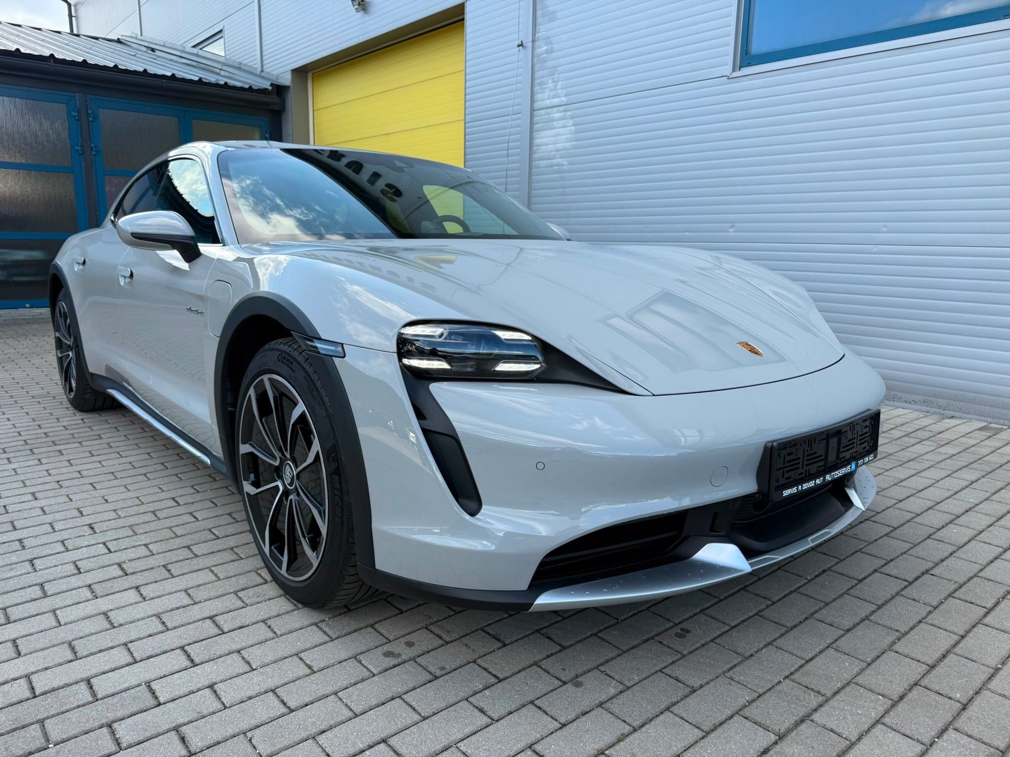 Porsche Taycan, Porsche Taycan Turbo