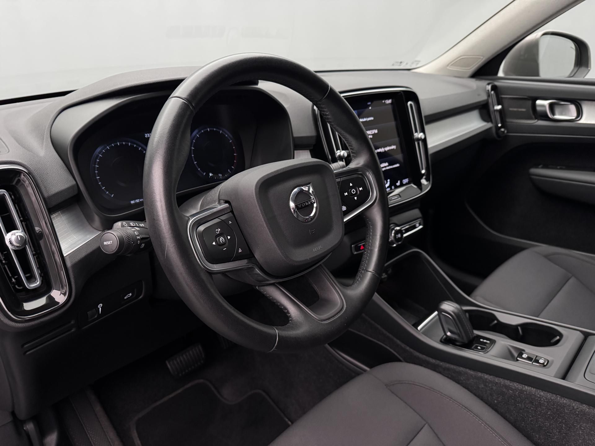 Volvo XC40, B4 MOMENTUM AUT - fotka 3