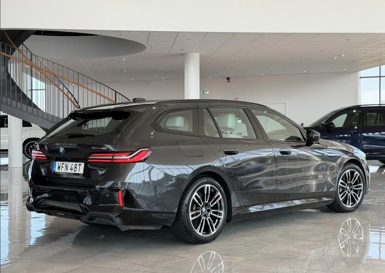 BMW i5, eDrive40 Touring M Kam Tažné - fotka 2