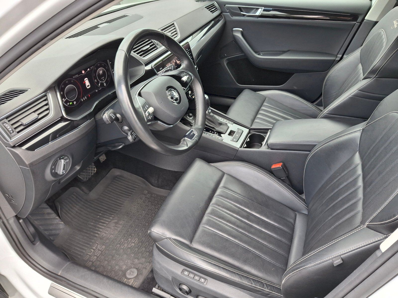 Škoda Superb, Combi L&K DSG 4x4 2,0TDi 147kW - fotka 6