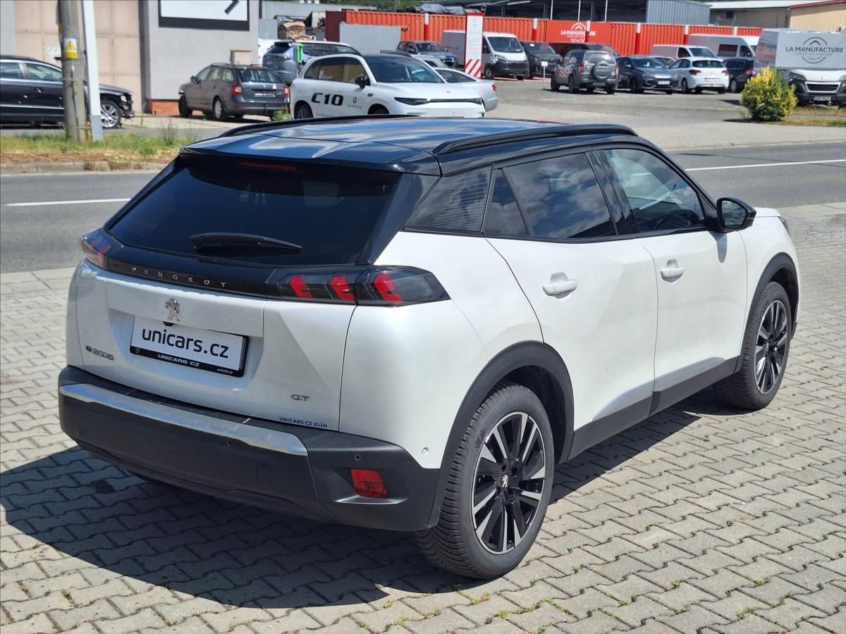 Peugeot 2008, 0,0 e  GT ČR 1maj nehavarováno - fotka 3
