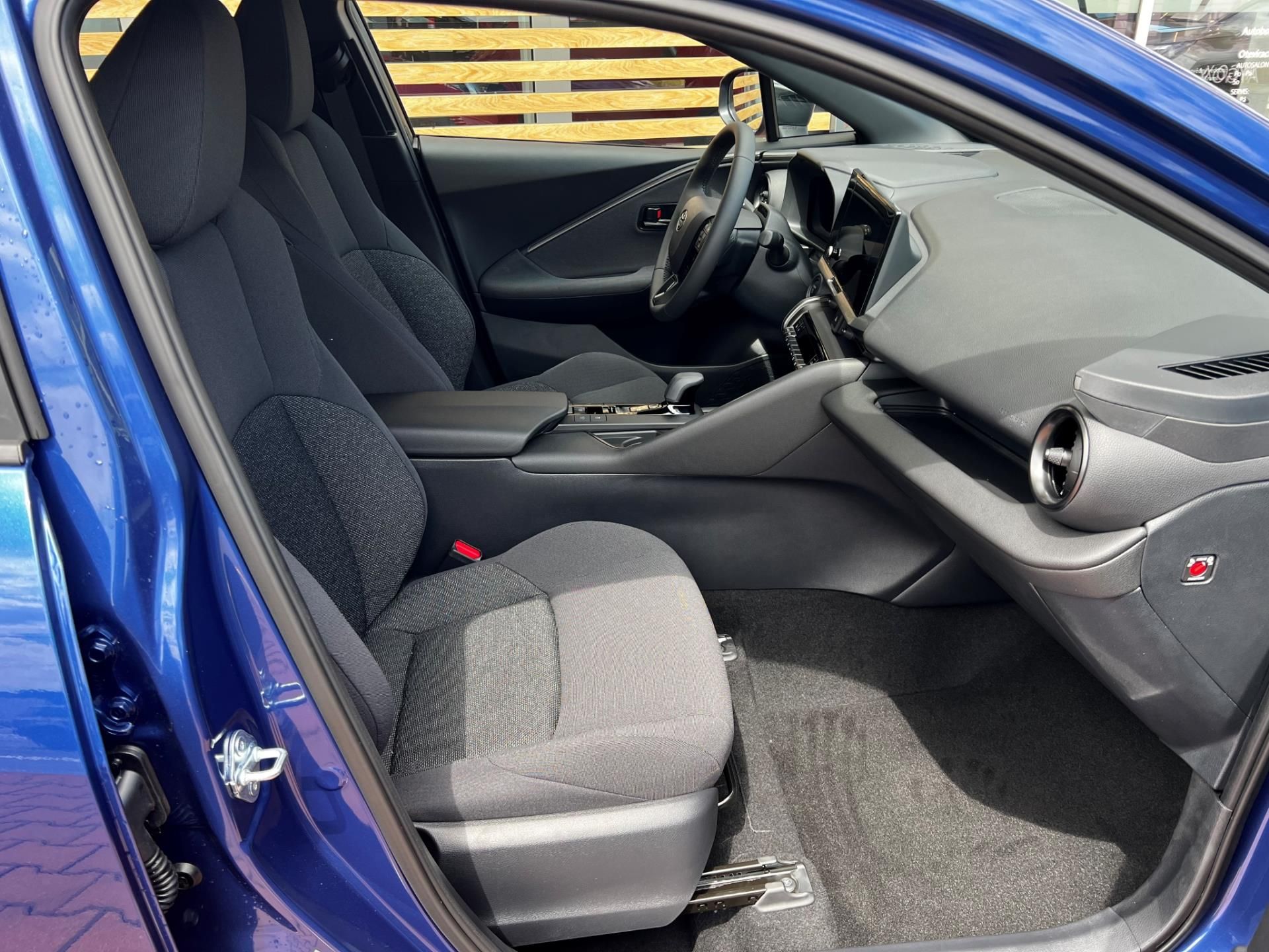 Toyota C-HR, 1,8 HEV COMFORT + BUSINESS - fotka 4