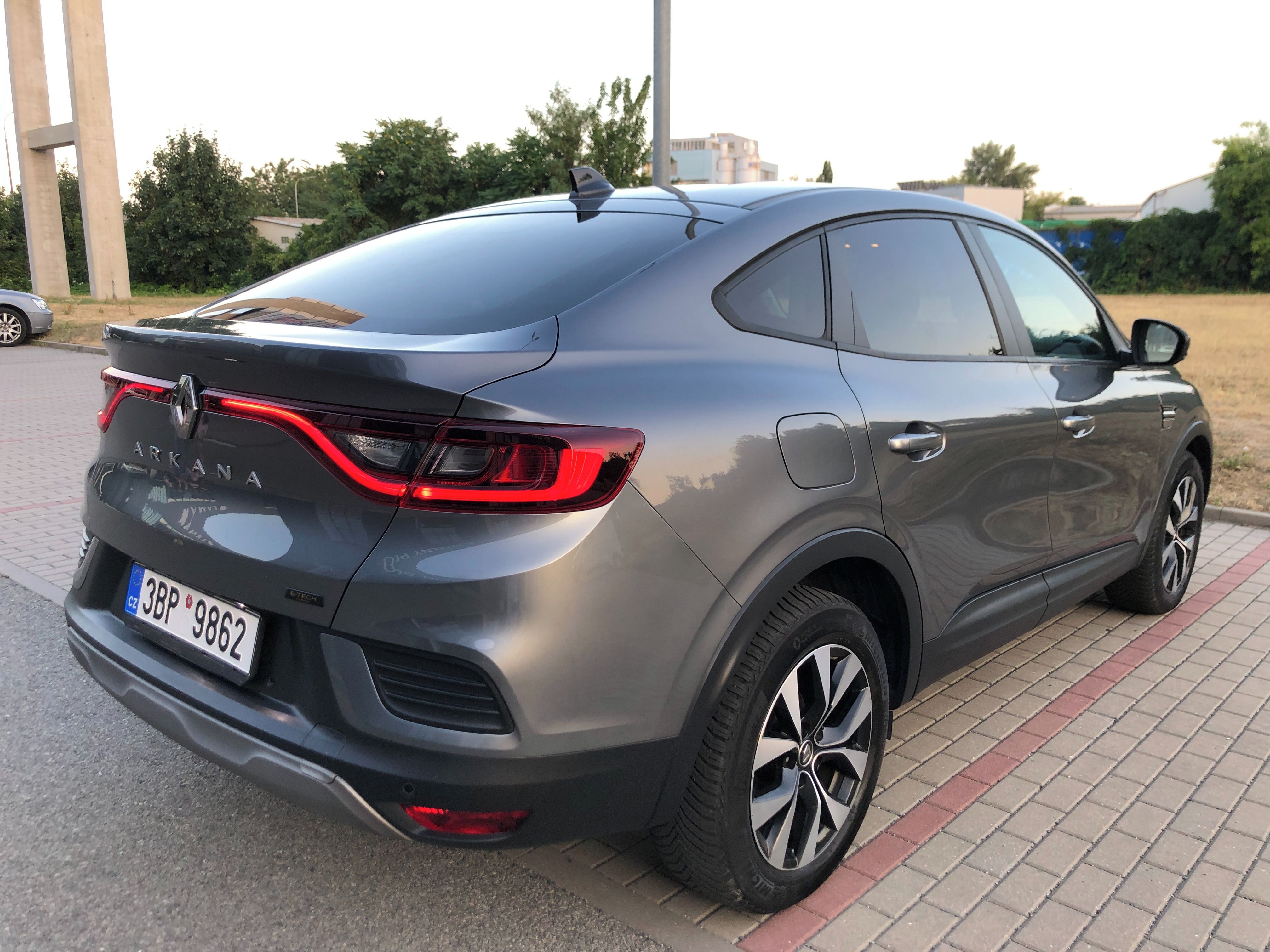 Renault Arkana, 1.6 E-Tech 105kw, velmi hezký - fotka 3