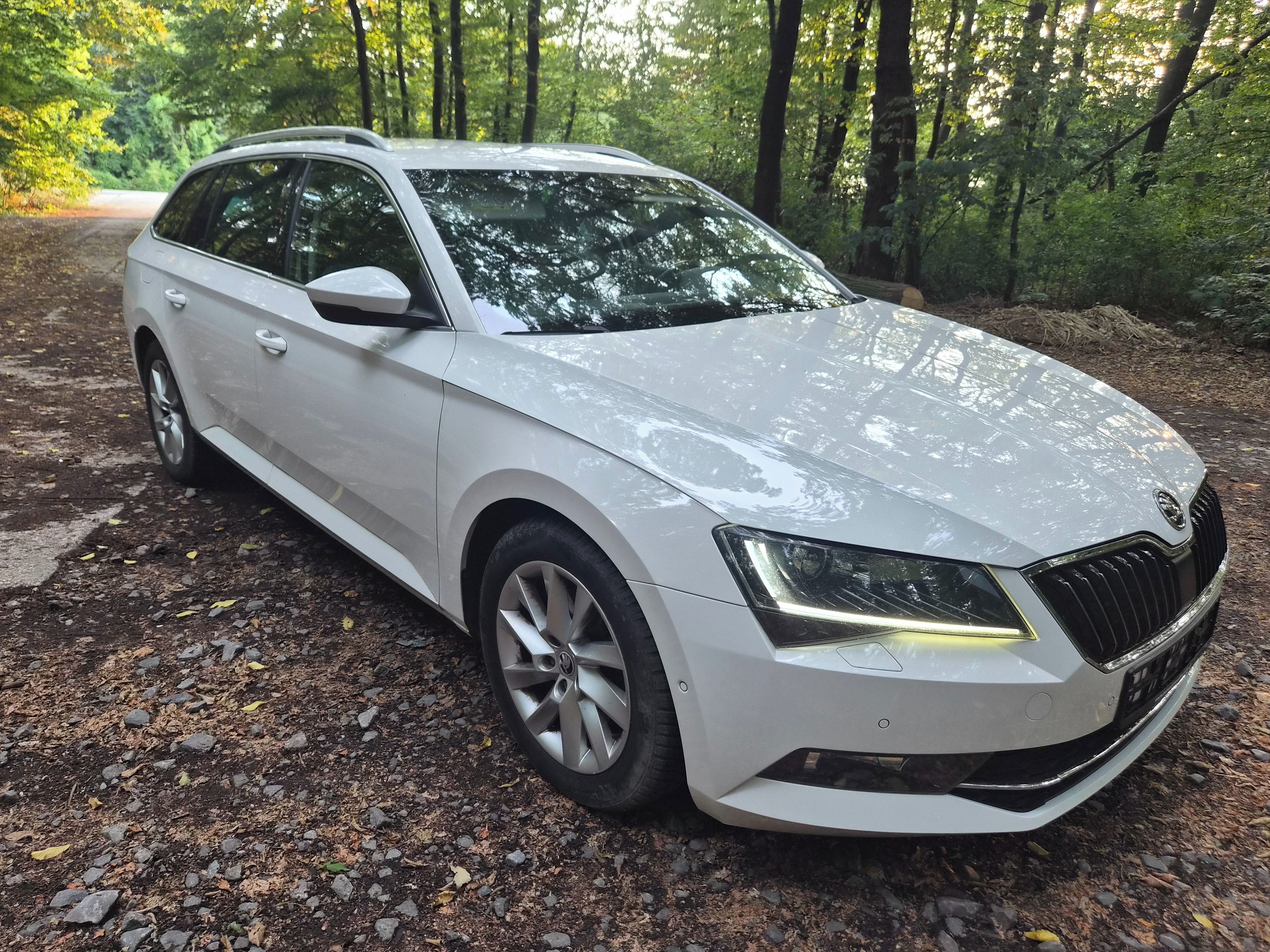 Škoda Superb, 4x4 Combi 110kw,kamera,navi. - fotka 6
