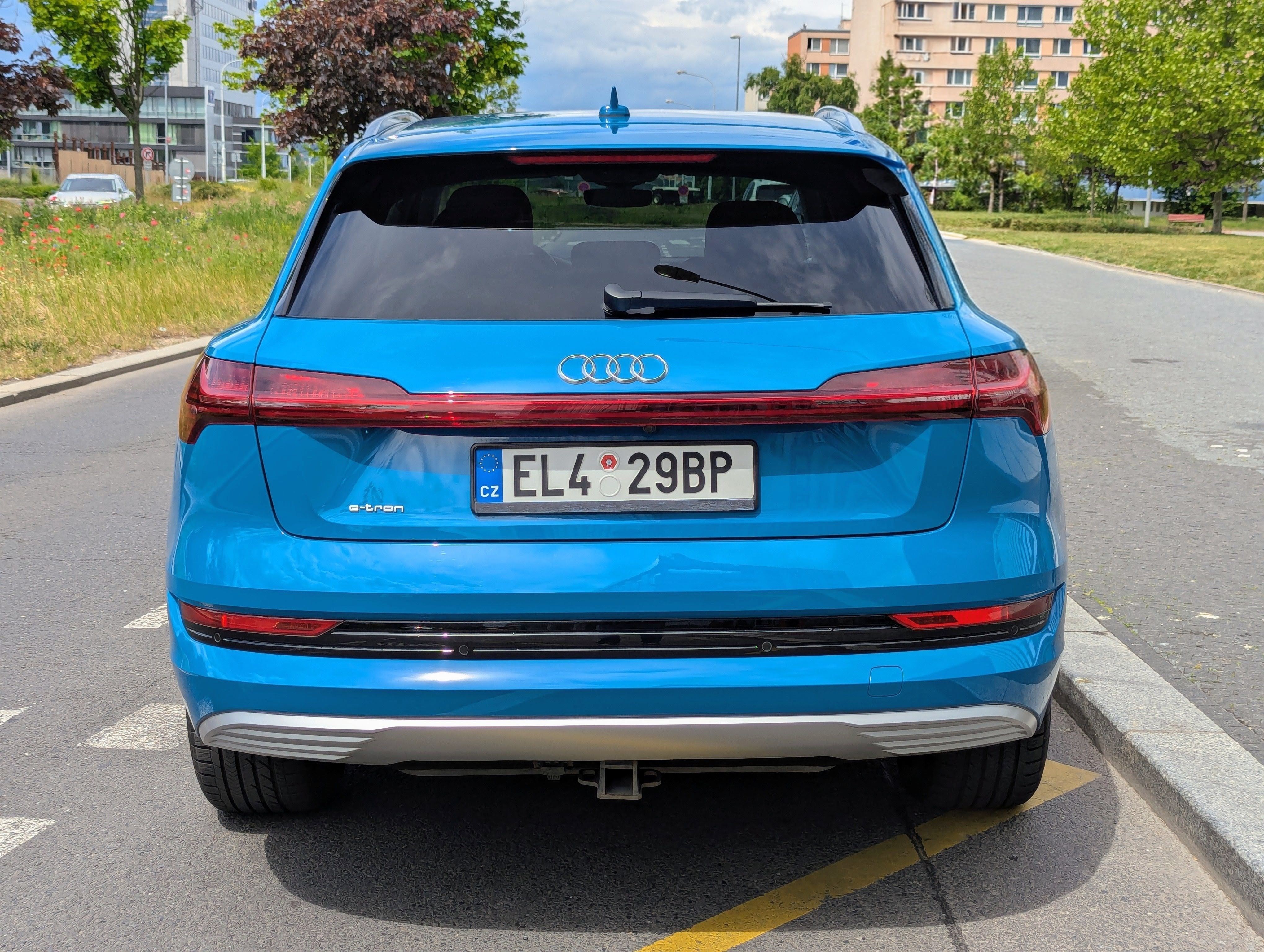 Audi e-tron, 55 300kW B&O PANO TAŽNÉ 360° - fotka 6