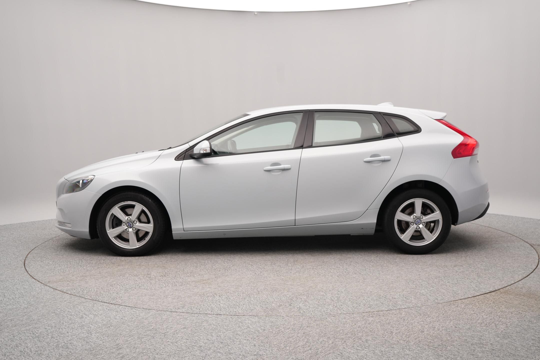 Volvo V40, T2 KINETIC CZ 1.maj - fotka 6