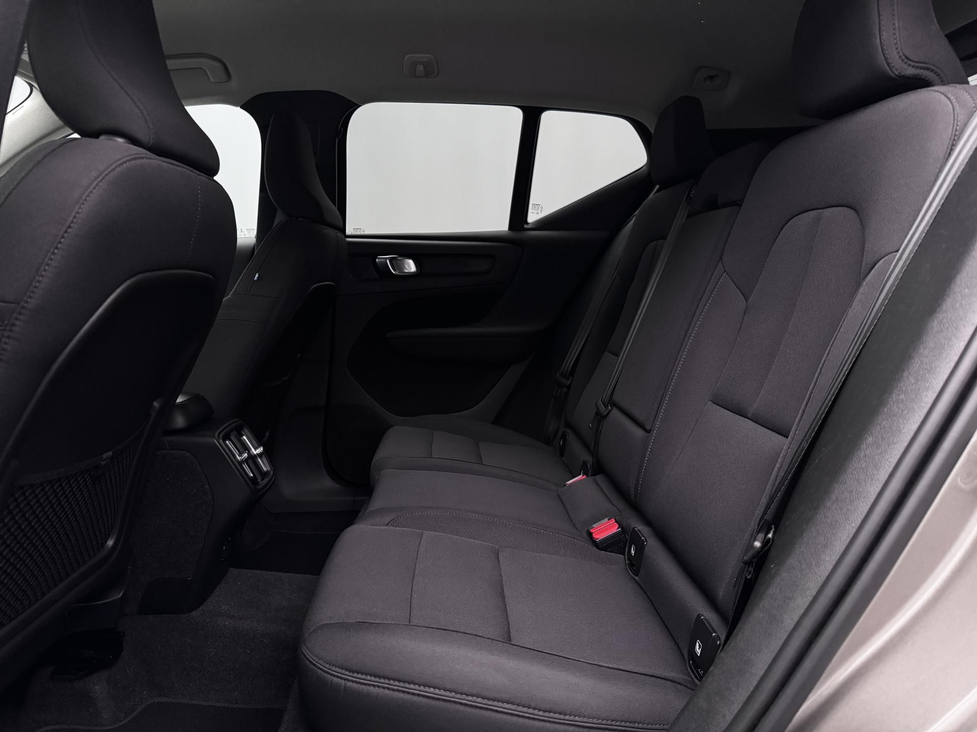 Volvo XC40, B4 MOMENTUM AUT - fotka 6