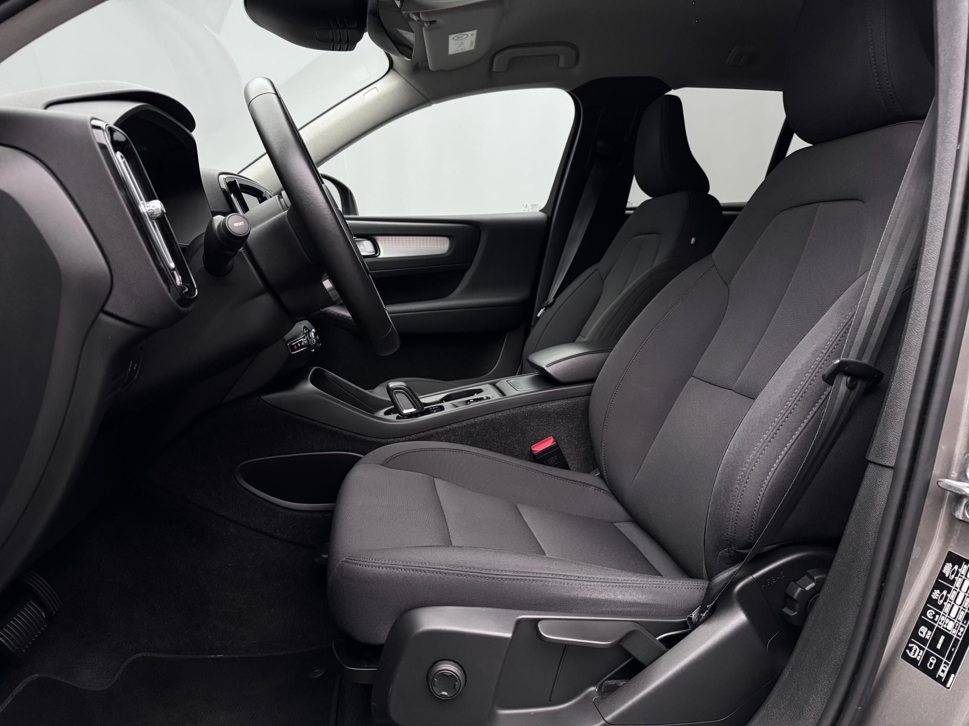 Volvo XC40, B4 MOMENTUM AUT - fotka 4