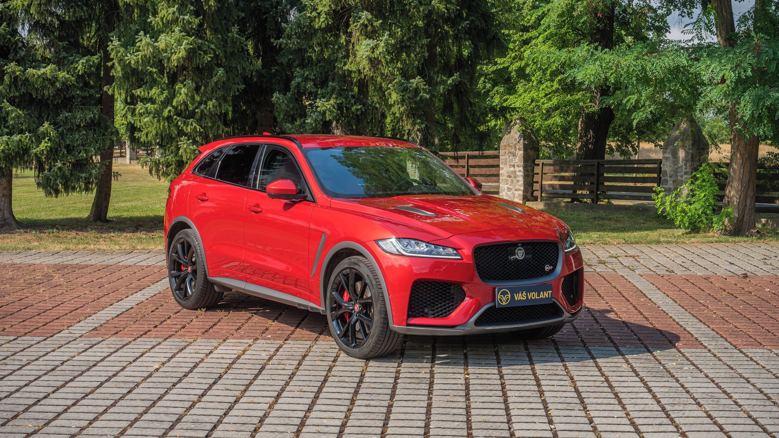 Jaguar F-Pace, SVR 5.0 V8 405kW / 550 koní