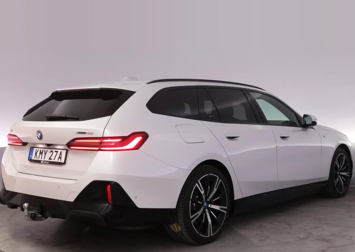 BMW i5, xDrive40 Touring M SoH 93% Kam - fotka 4